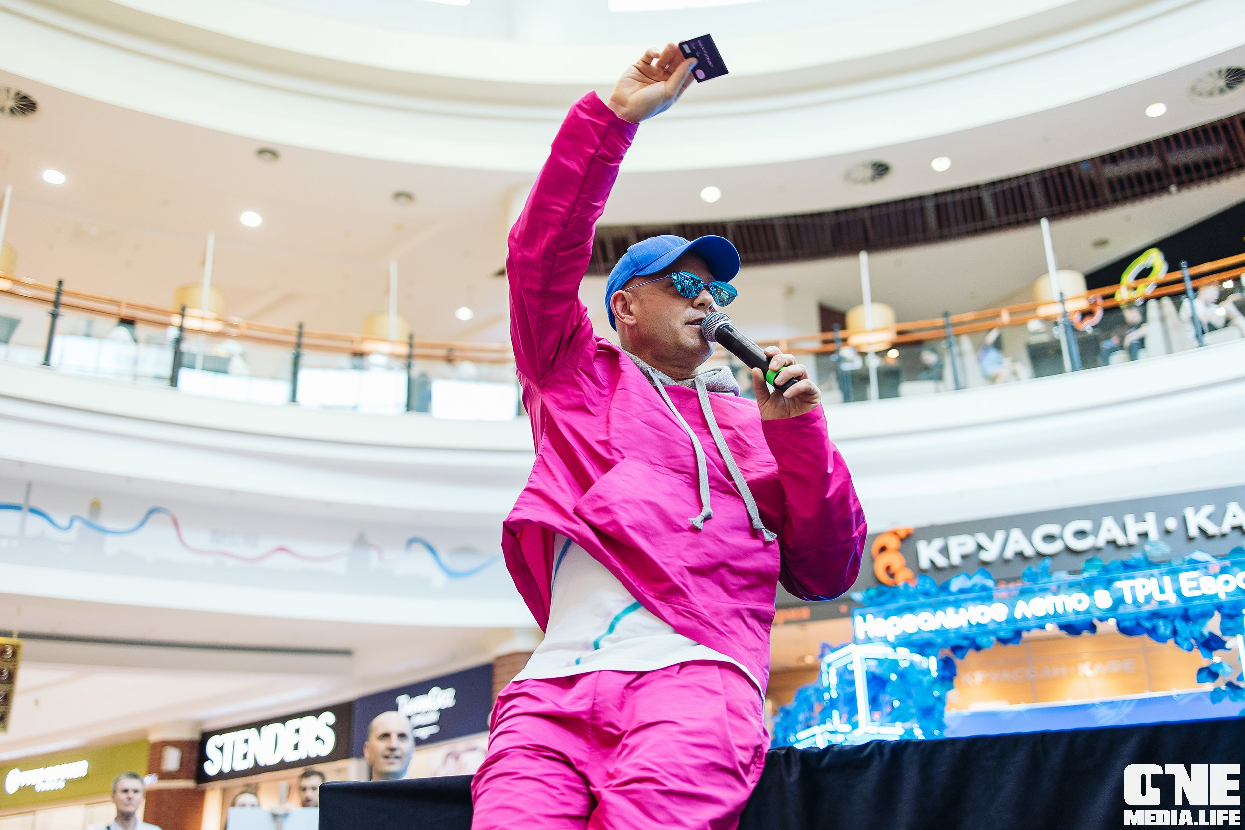 Автограф-сессия с Митей Фоминым. One Media Life: фоторепортажи, фотоотчеты с мероприятий и заведений