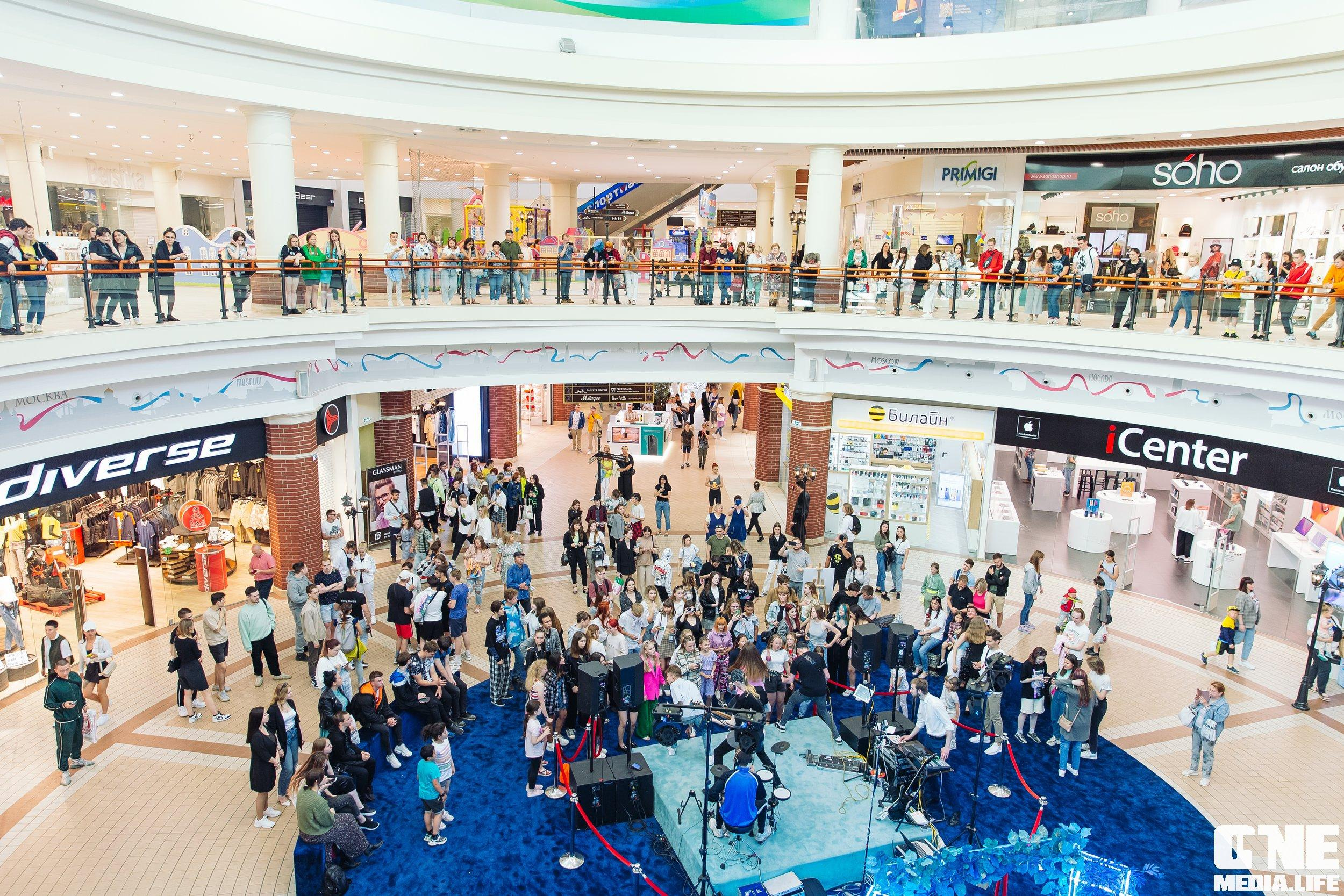 Фотоотчет с «Твой настоящий выпускной» в ТРЦ Европа. One Media Life: фоторепортажи, фотоотчеты с мероприятий и заведений