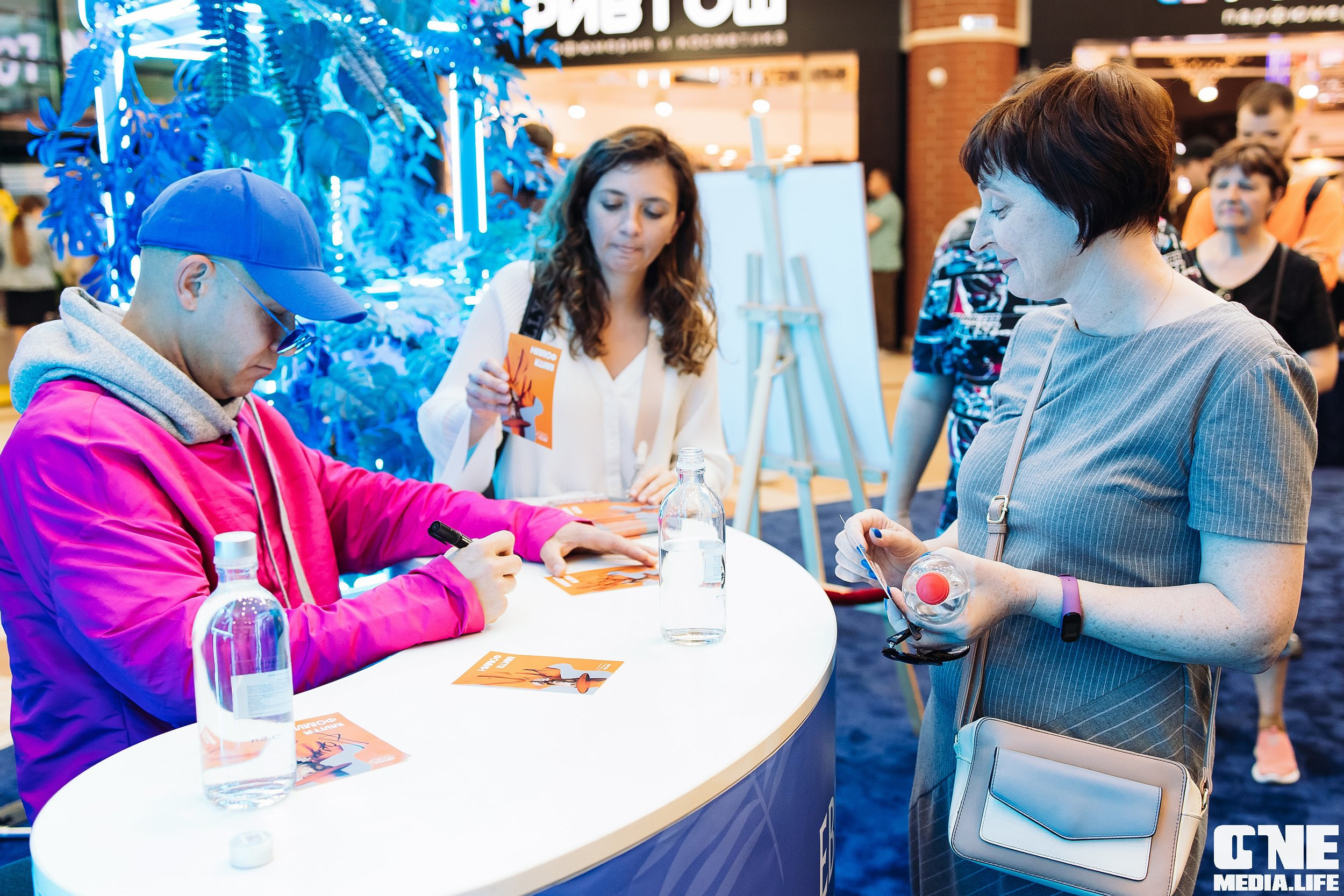 Автограф-сессия с Митей Фоминым. One Media Life: фоторепортажи, фотоотчеты с мероприятий и заведений