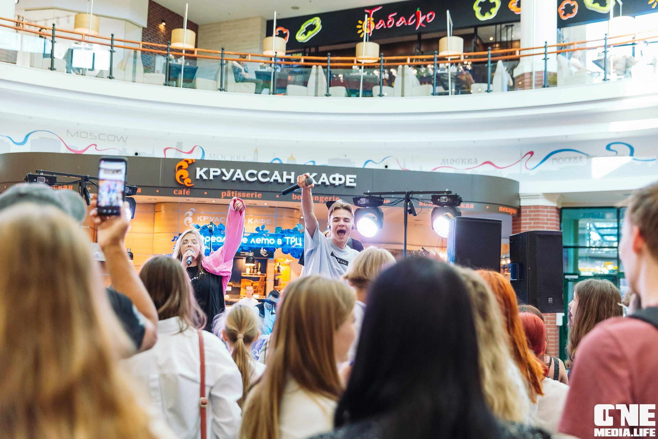 Фотоотчет с «Твой настоящий выпускной» в ТРЦ Европа. One Media Life: фоторепортажи, фотоотчеты с мероприятий и заведений