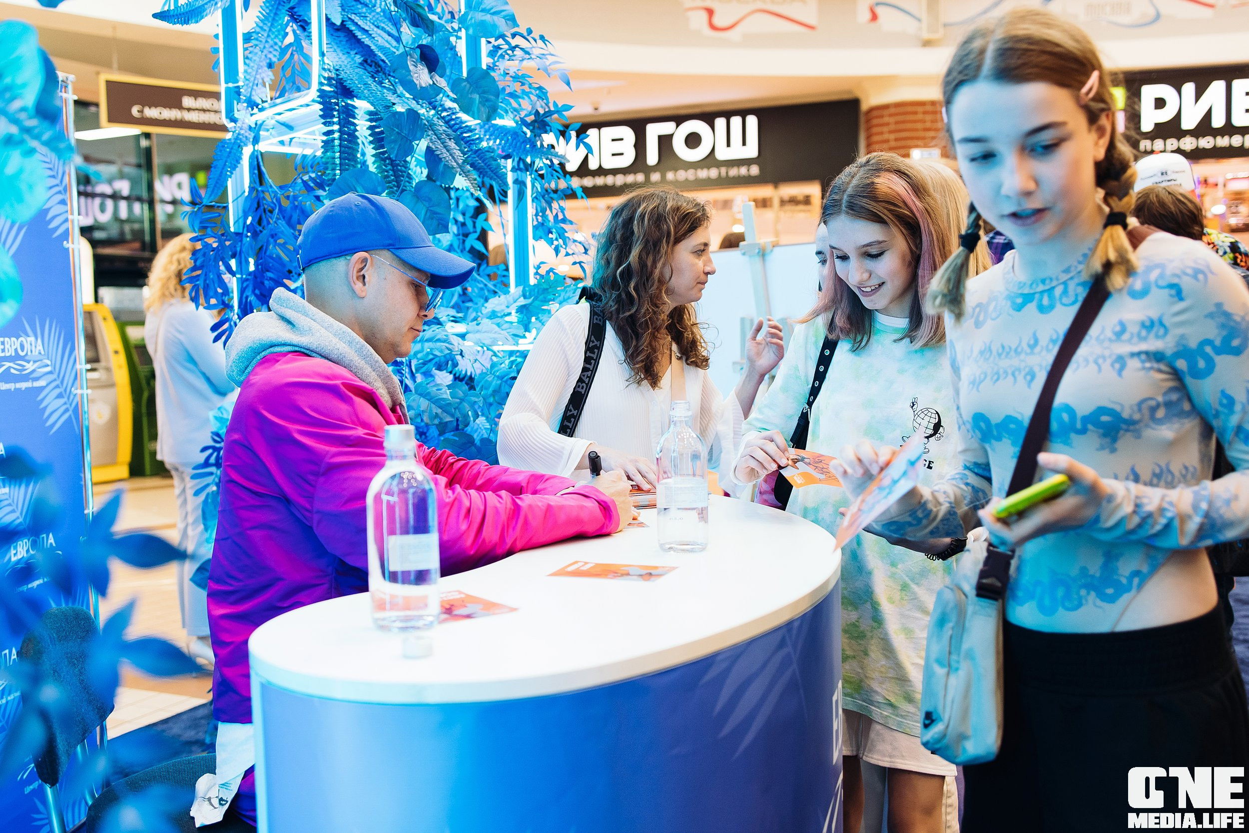 Автограф-сессия с Митей Фоминым. One Media Life: фоторепортажи, фотоотчеты с мероприятий и заведений