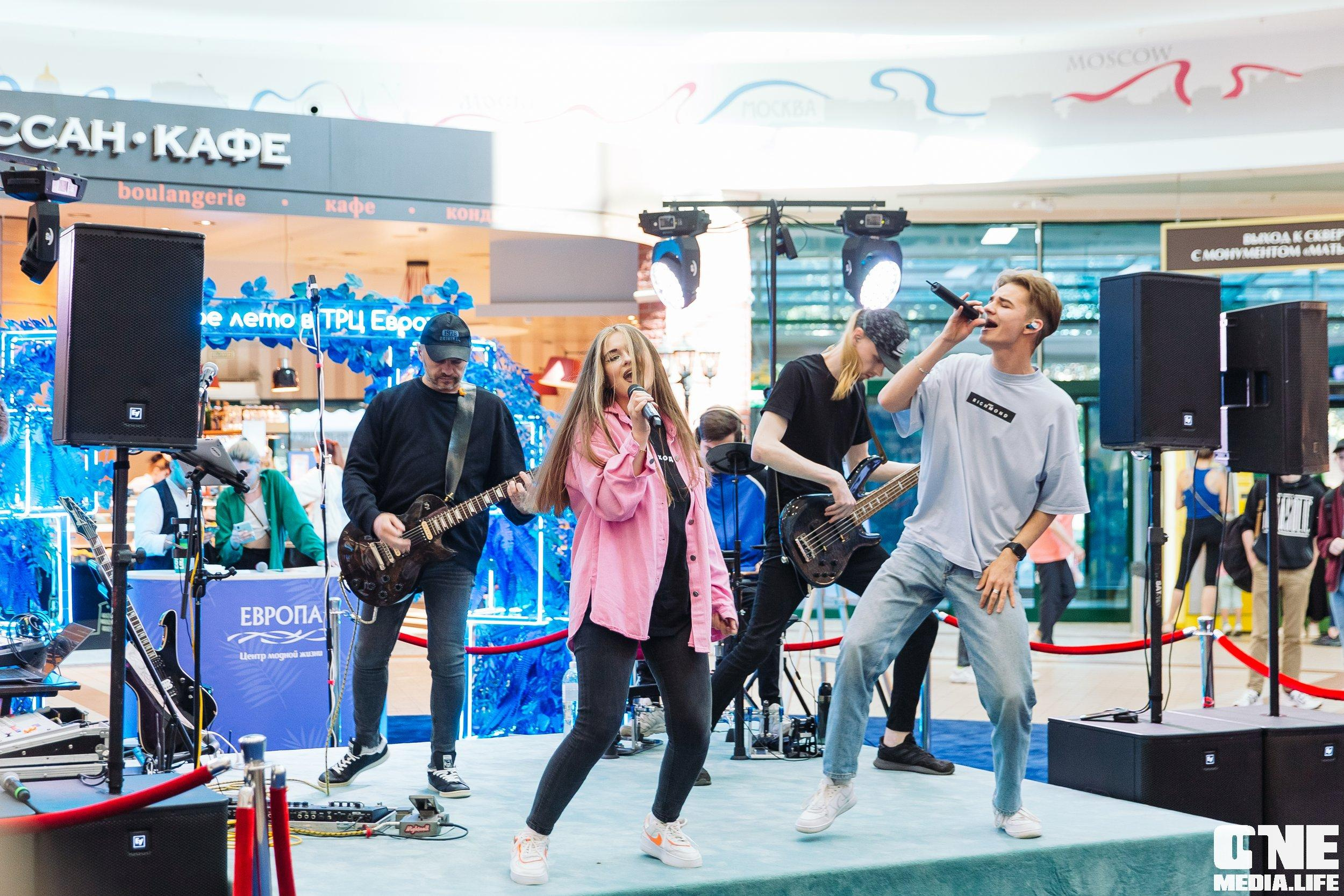 Фотоотчет с «Твой настоящий выпускной» в ТРЦ Европа. One Media Life: фоторепортажи, фотоотчеты с мероприятий и заведений