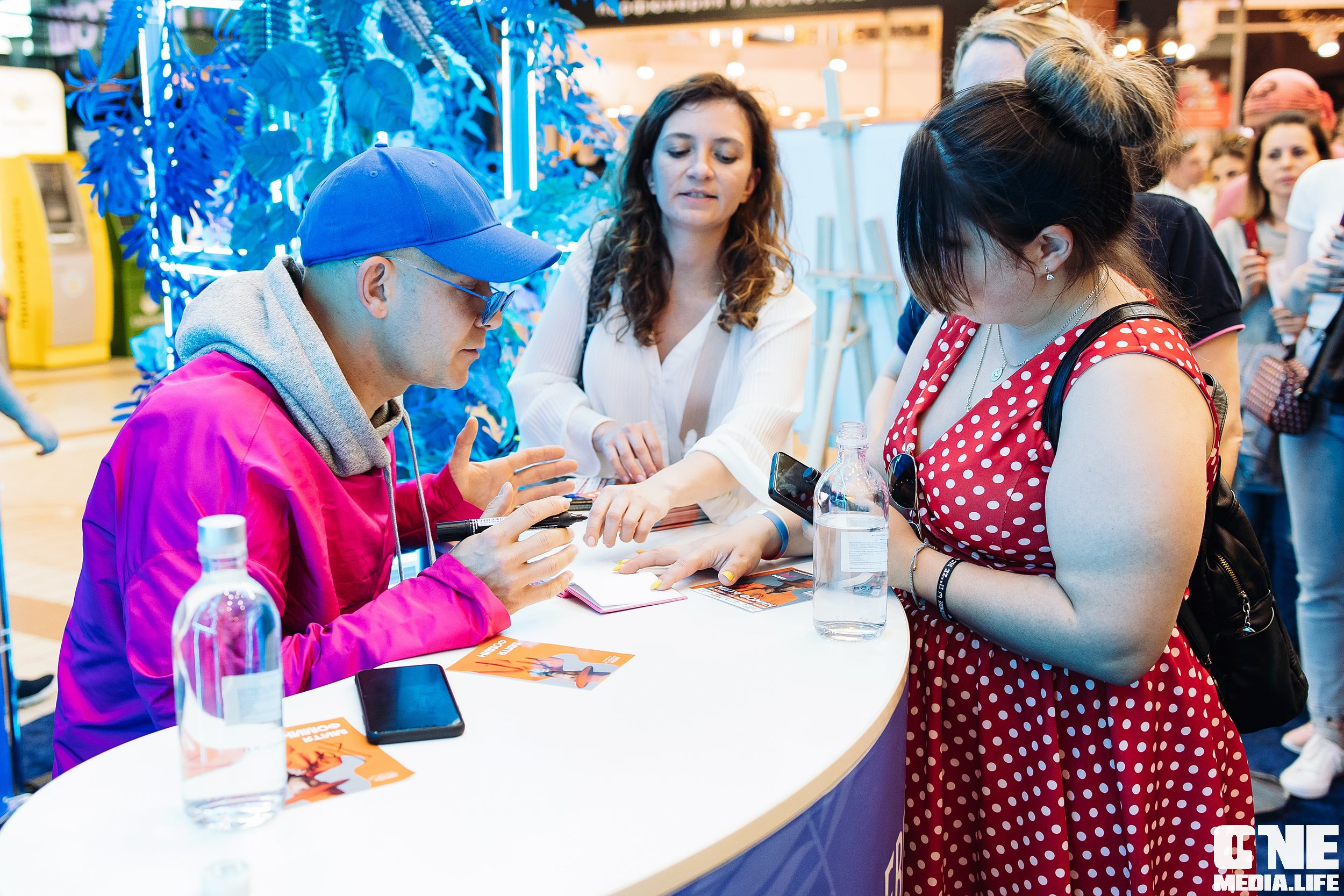 Автограф-сессия с Митей Фоминым. One Media Life: фоторепортажи, фотоотчеты с мероприятий и заведений