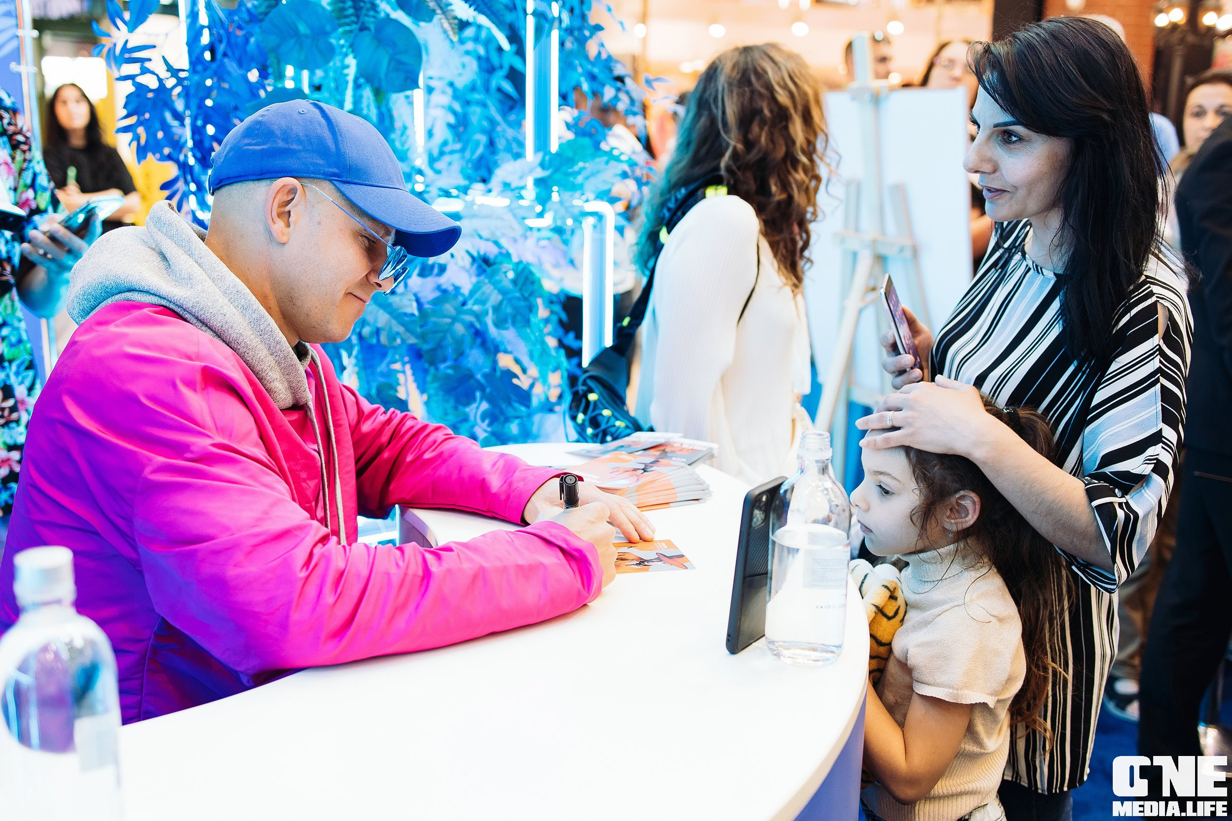 Автограф-сессия с Митей Фоминым. One Media Life: фоторепортажи, фотоотчеты с мероприятий и заведений