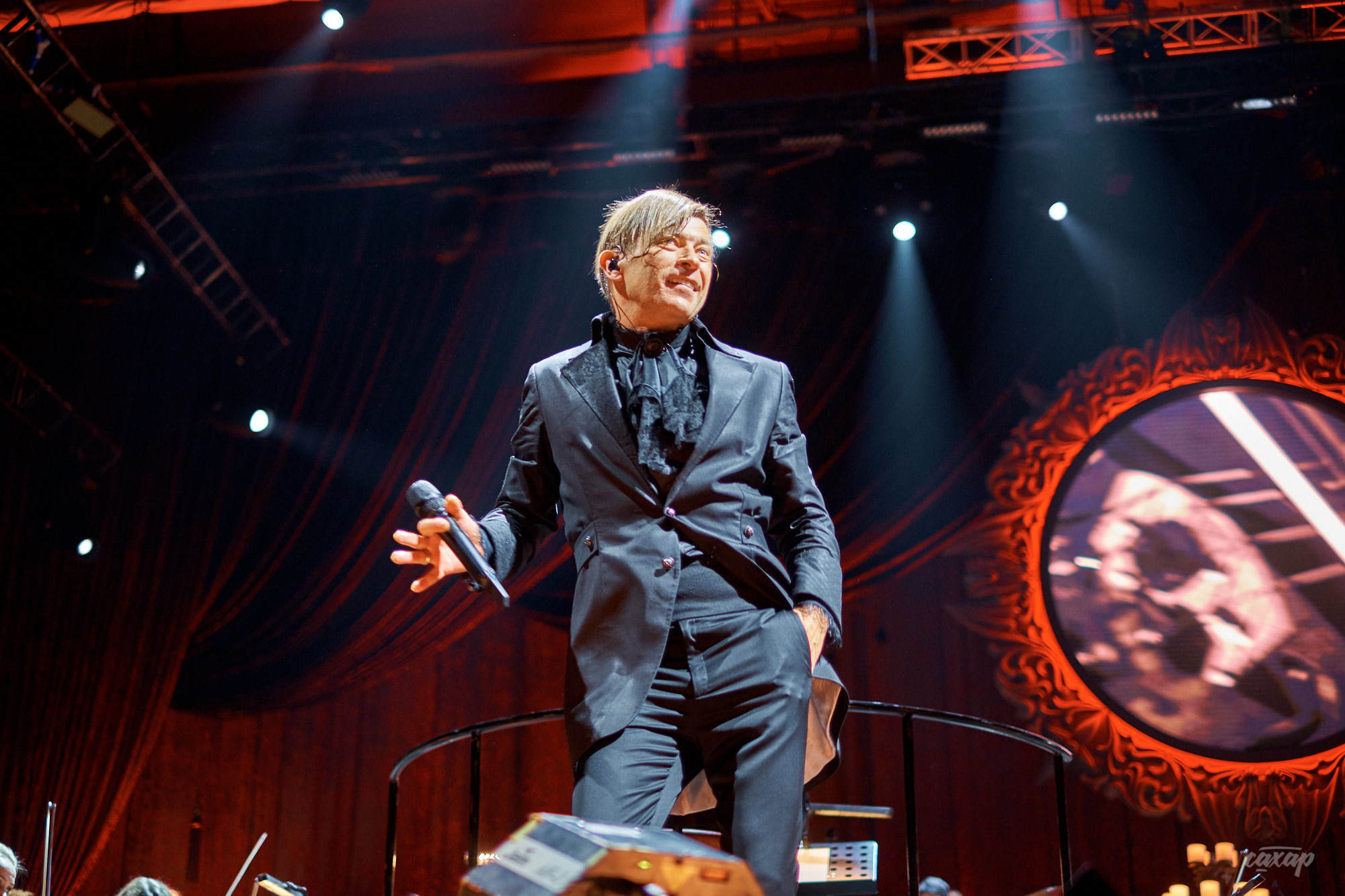 Би-2 с Симфоническим оркестром, фото с концерта. Фотограф в Екатеринбу. Профессиональный фотограф в Екатеринбурге Юра Сахар