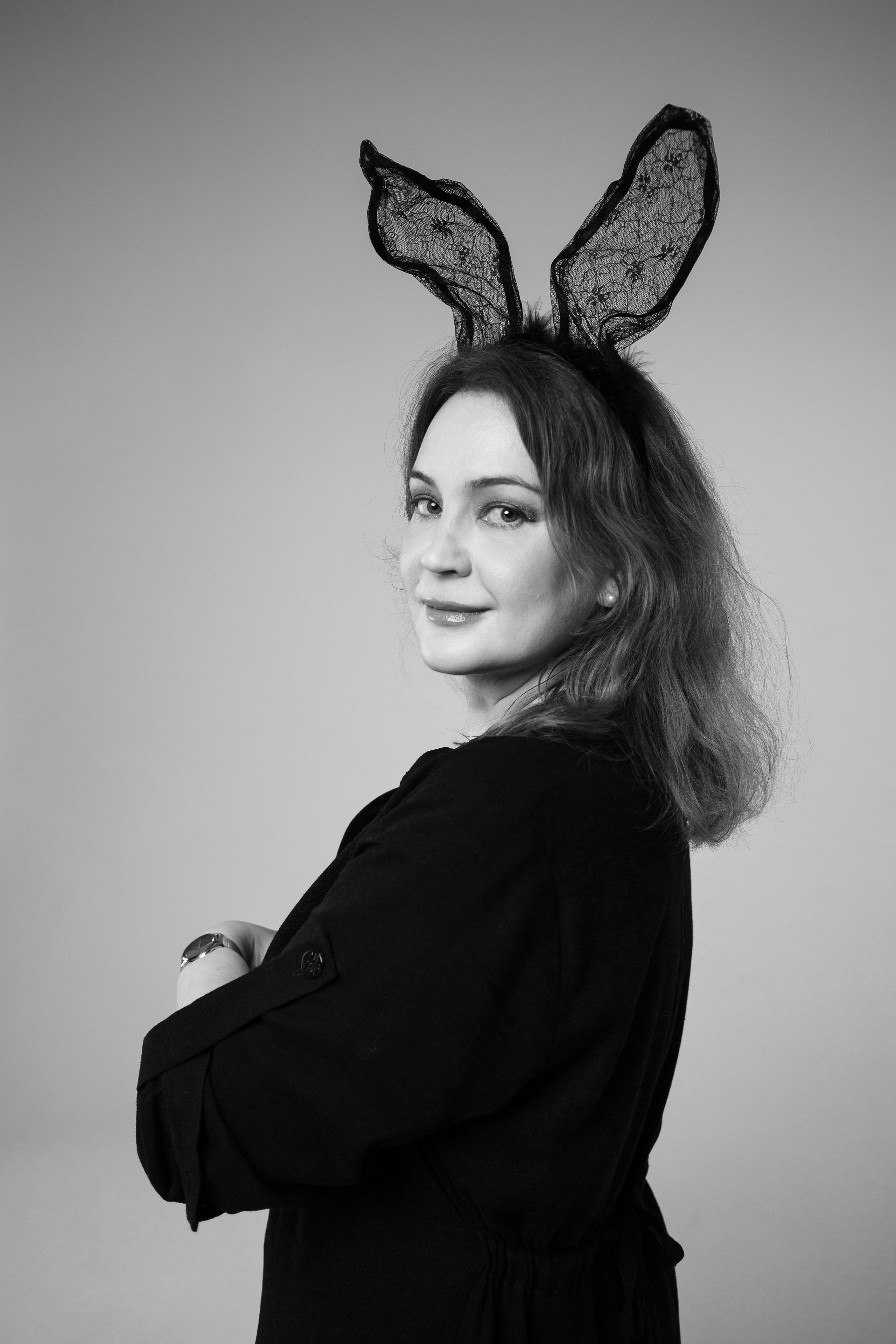 Психологический портрет, ч/б минимализм, женщина скрестила руки, студийная фотография СПб