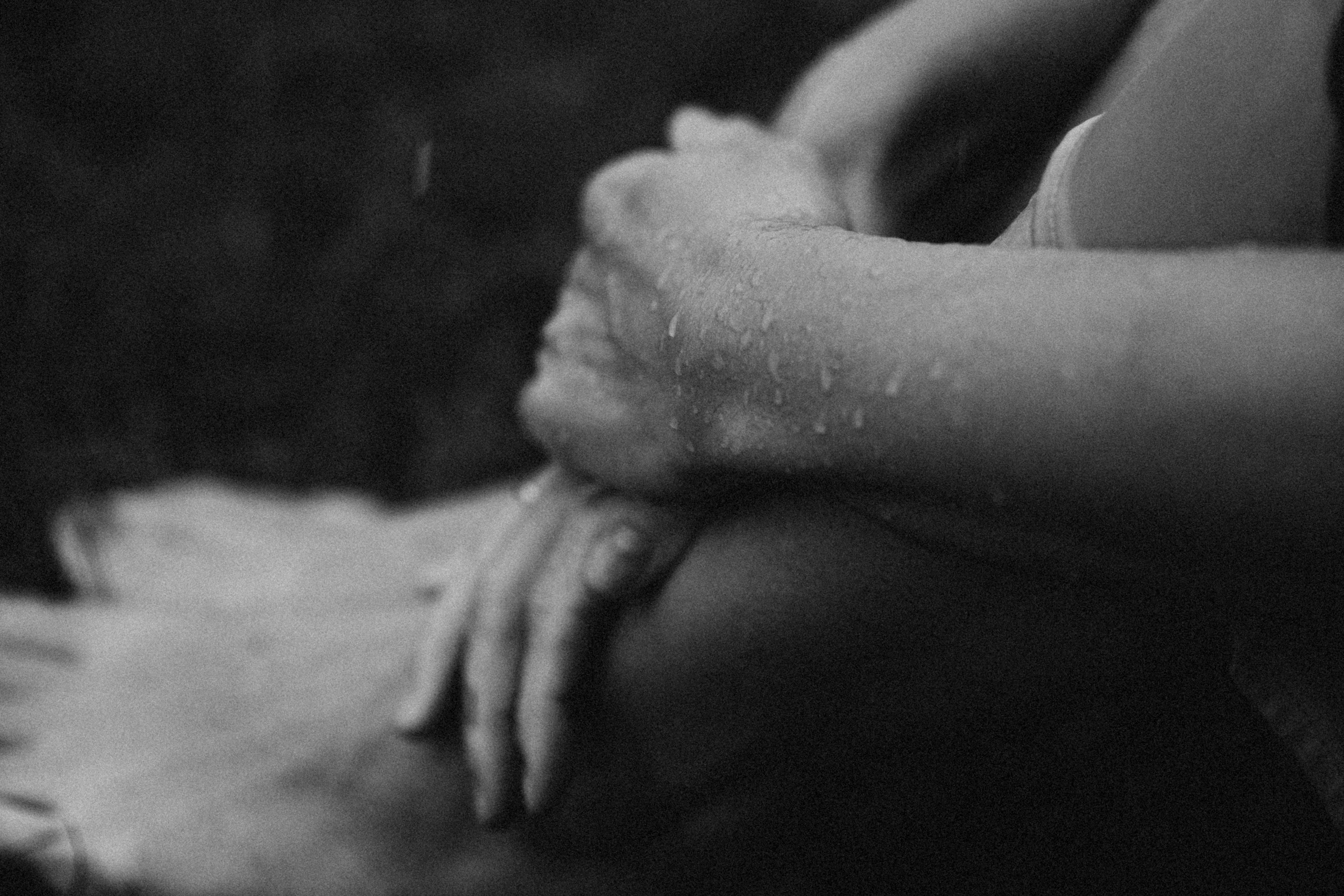 Чёрно-белая фотосессия в дождь