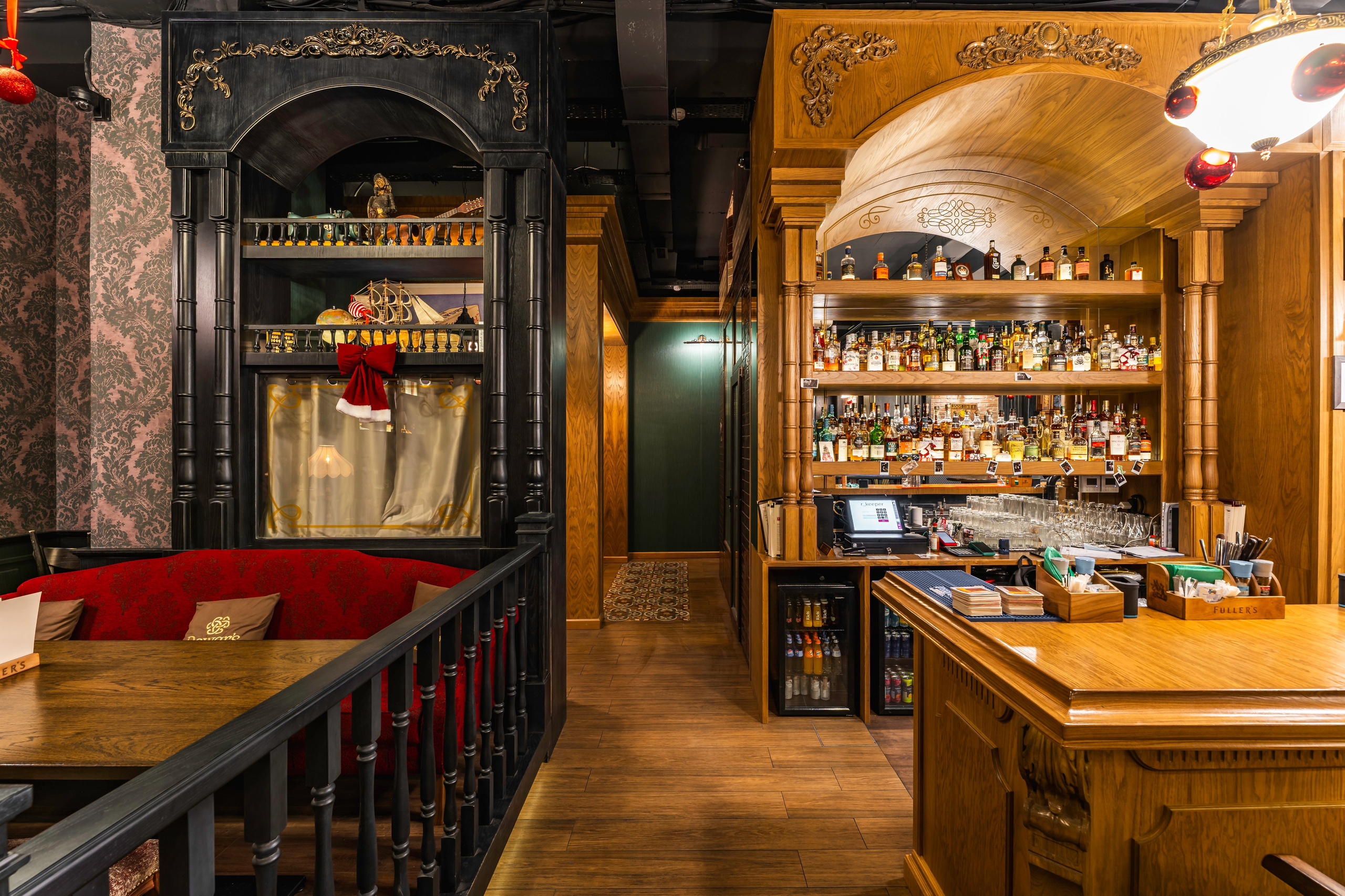 Алматы, Fuller's Izumrud — небольшой уютный паб в тихом районе, декабрь 2025. Интерьерный фотограф Алматы