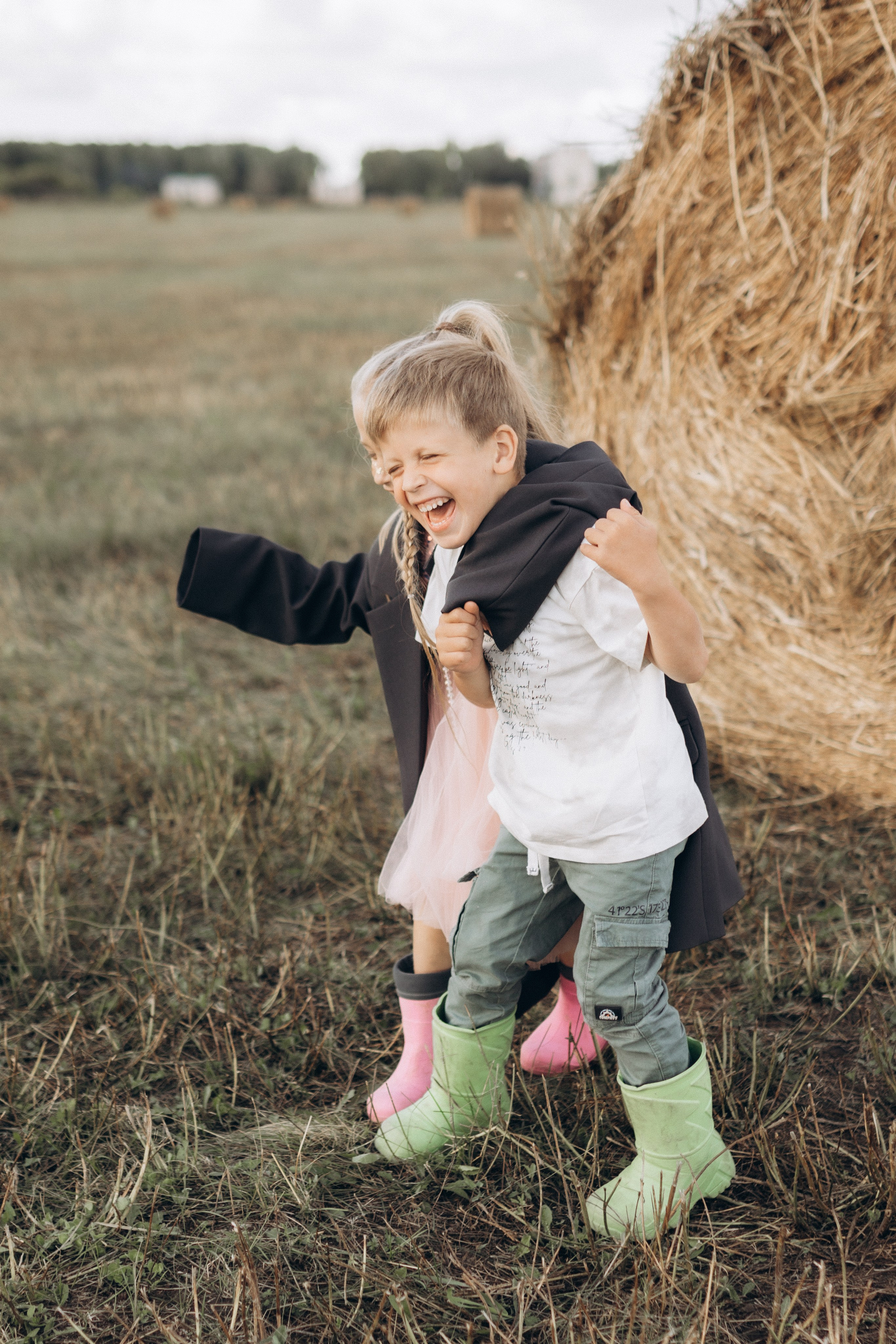 Вика и Миша на сене. Семейный фотограф lifestyle в Новосибирске Елена Шпилевая