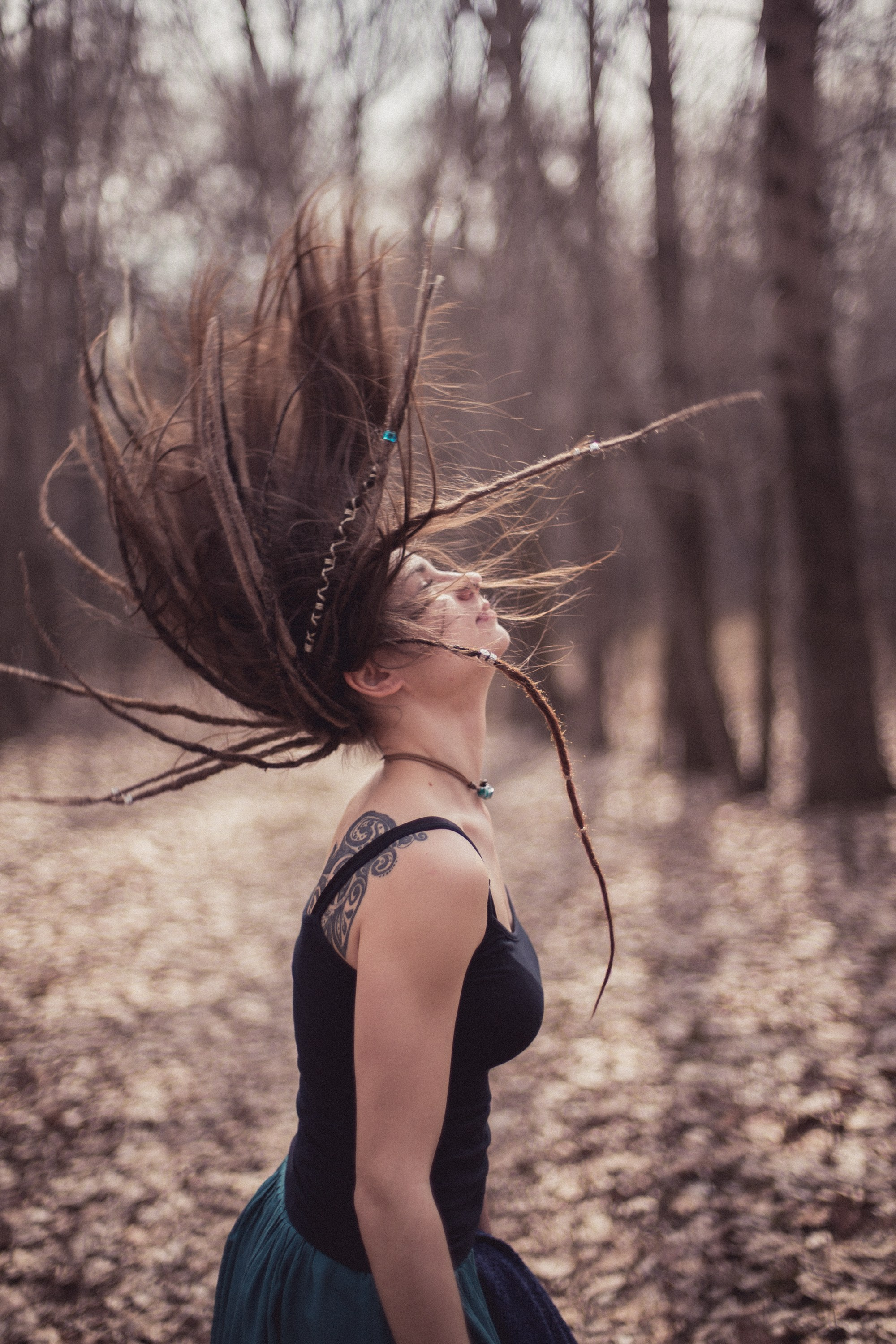 Ксения / лес / Алматы. Фотограф Наталья Гончарова. Снимаю живые портреты в Алматы