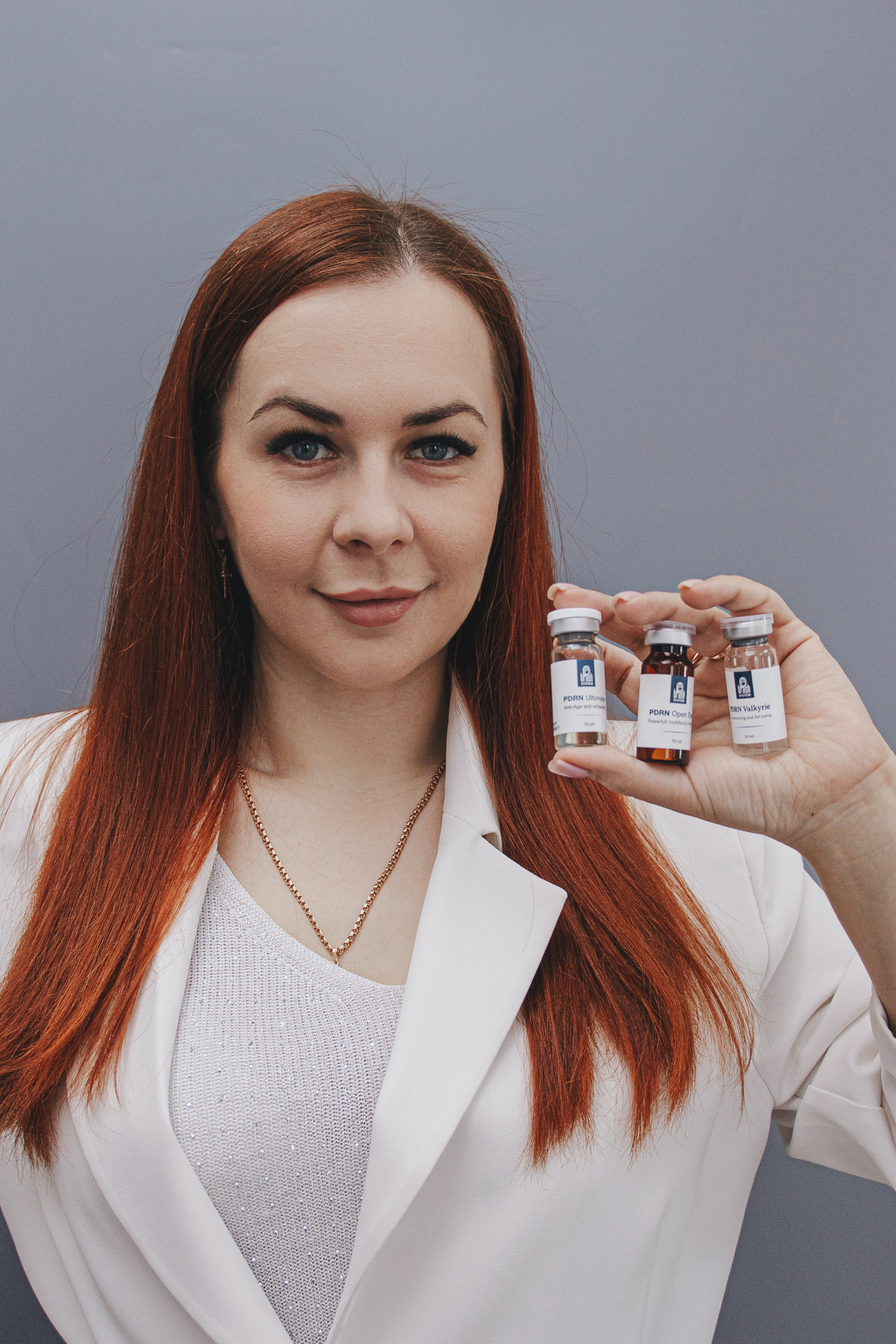 Косметические средства для ухода за кожей лица, расставленные на витрине в кабинете косметолога