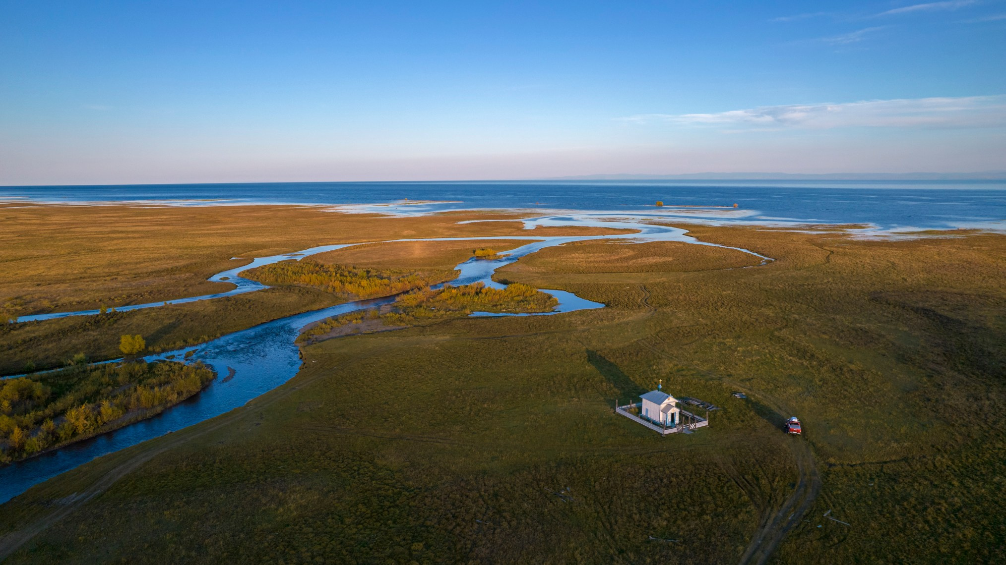 На берегу Байкала кто-то построил (видимо своими руками и с большой душой) небольшую часовню. Совсем маленькую, как будто домашнюю…. High-quality interior photos for your home, office, hotel