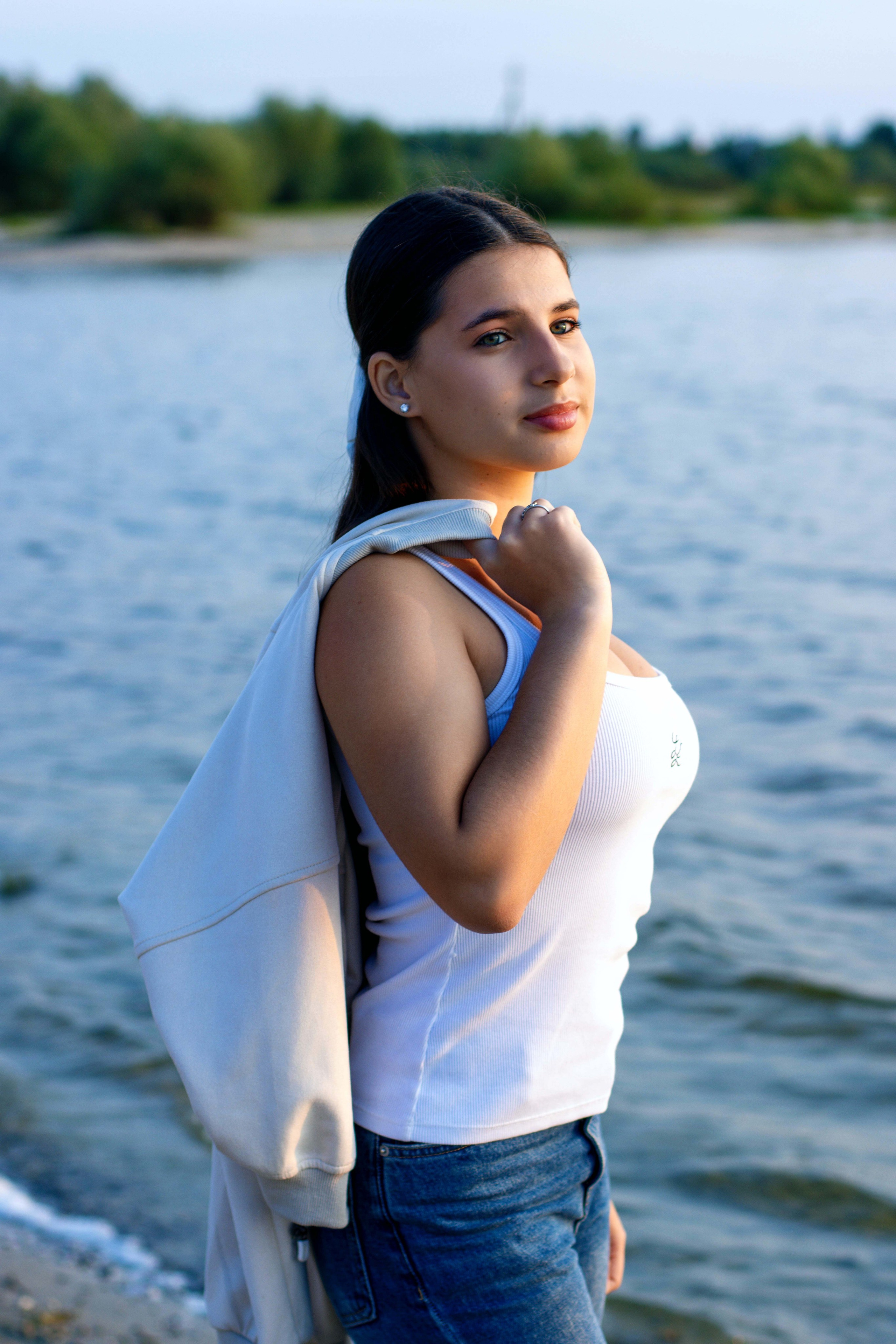 Эмилия у озера. Фотограф Татьяна Матрос