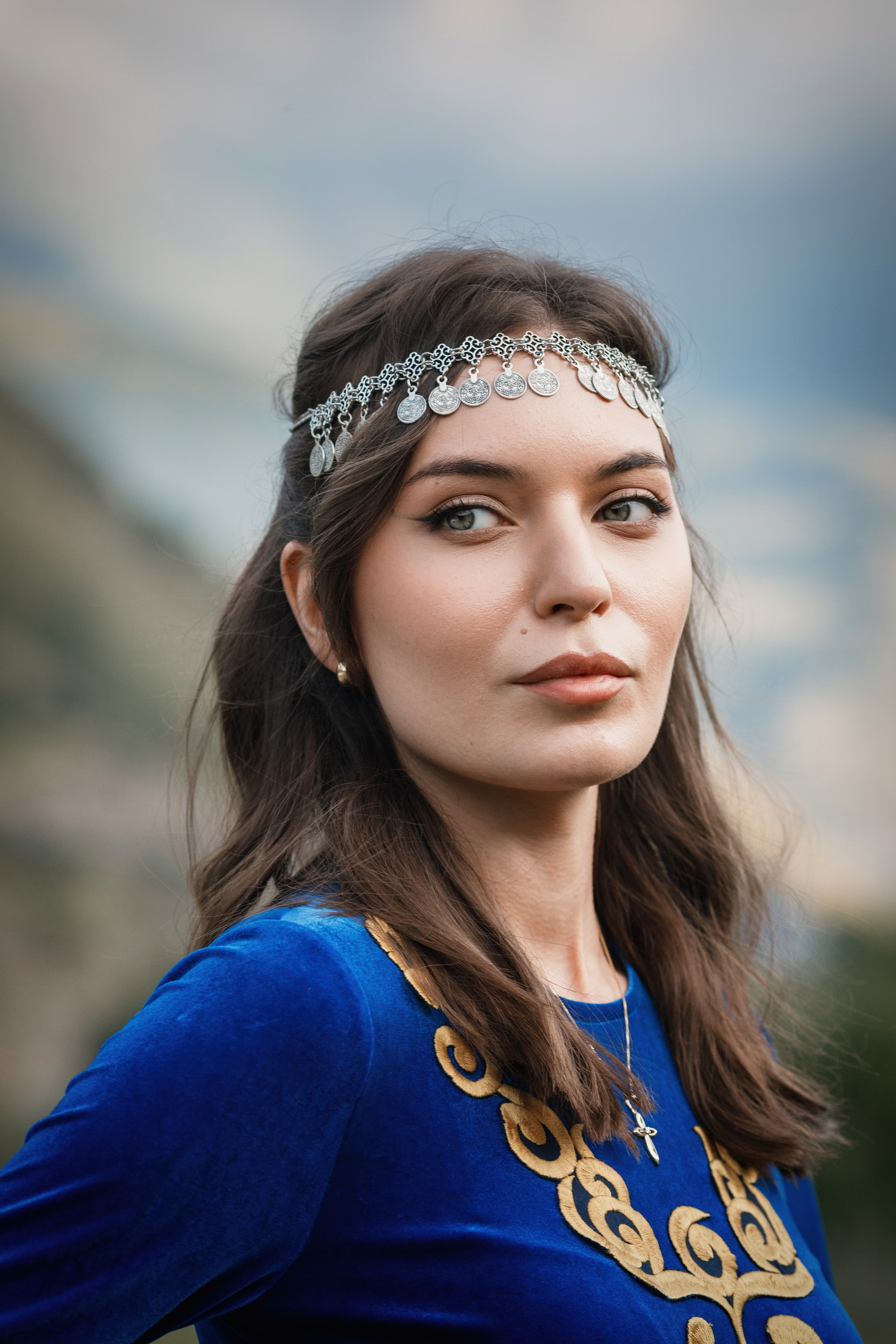 Индивидуальная фотосессия в горах, в армянском национальном платье. Фотограф во Владикавказе Юрий Геворгизов