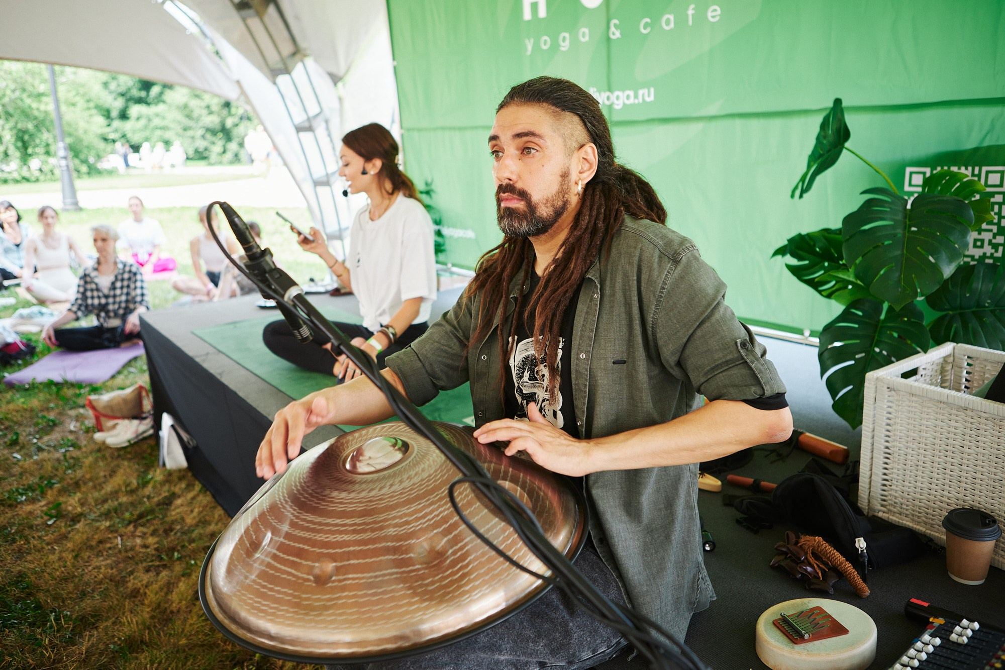 HOLI Yoga — репортажная съёмка фестиваля йоги в Москве. Репортажный фотограф в Москве — Дмитрий Тарасов | Съёмка мероприятий, концертов, корпоративов