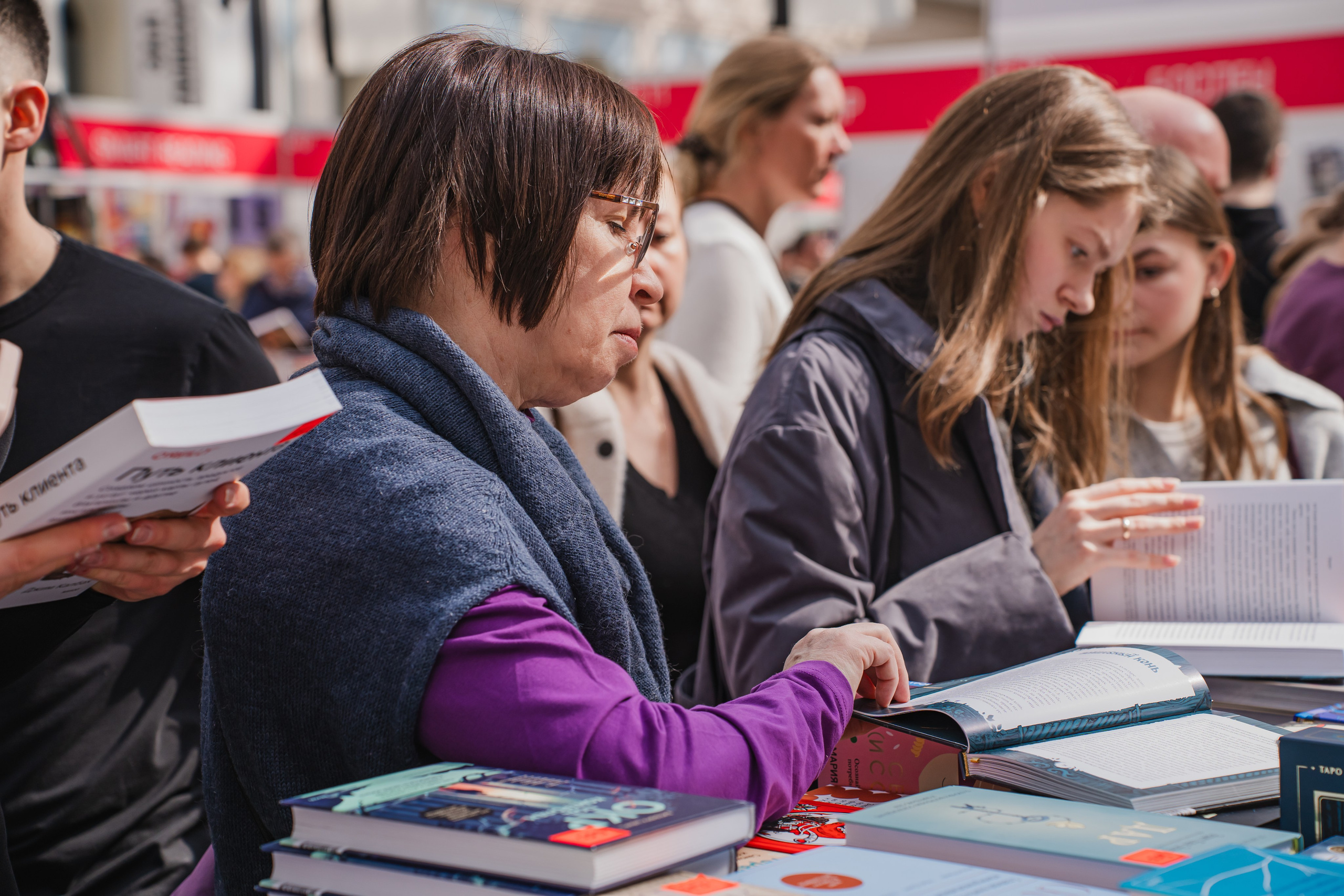 МИФ Non/fictio№ 2025 стенды. Репортажный фотограф Анастасия Рубцова