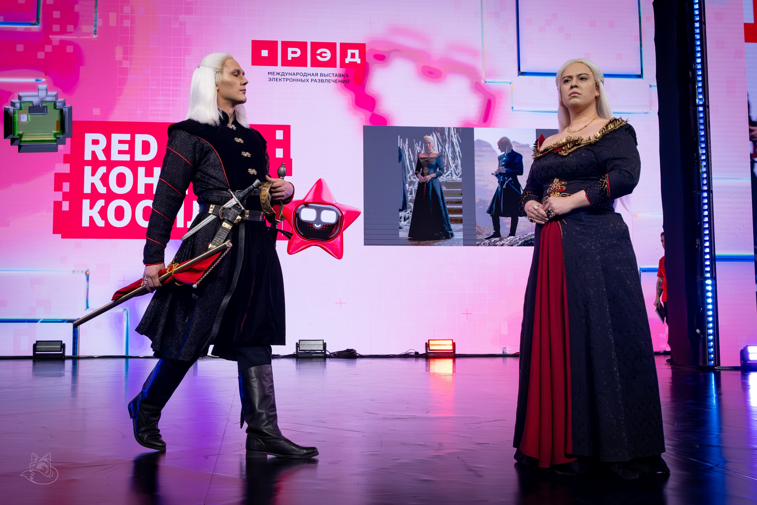 Сцена РЭД ЭКСПО 2024. Косплей фотограф