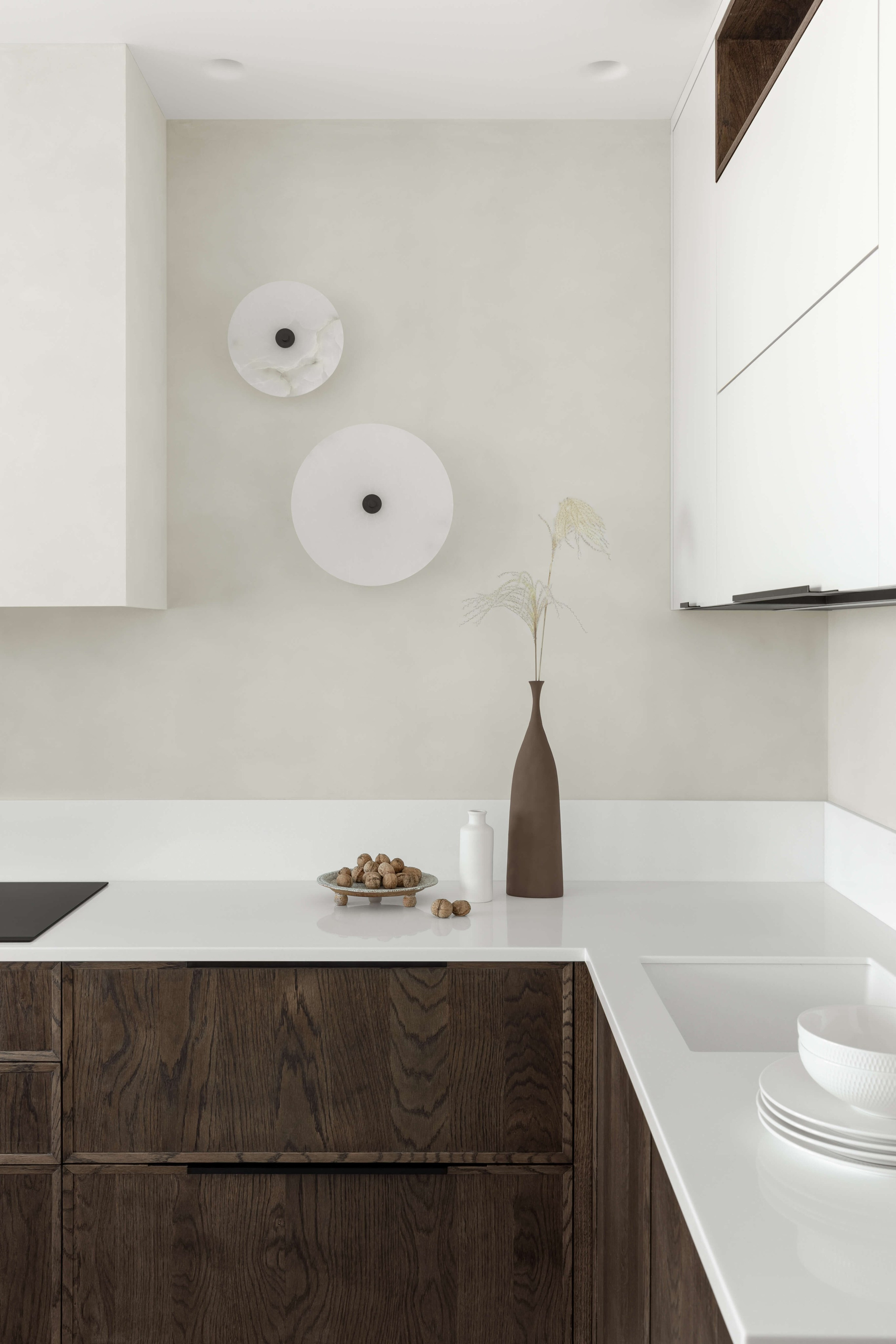 Современная кухня в Астане — фасады из шпона, столешница Neolith, настенные светильники Flos.