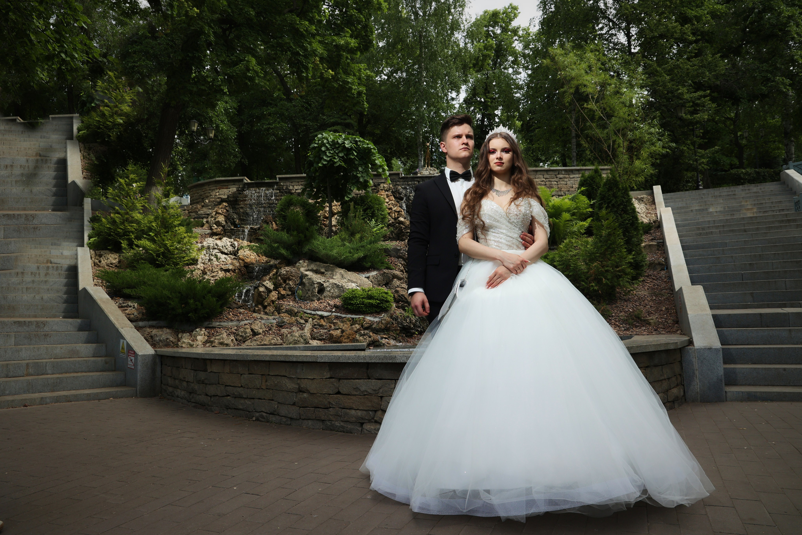 красивая фотография жениха и невесты у водопада в Стуковском парке в Самаре