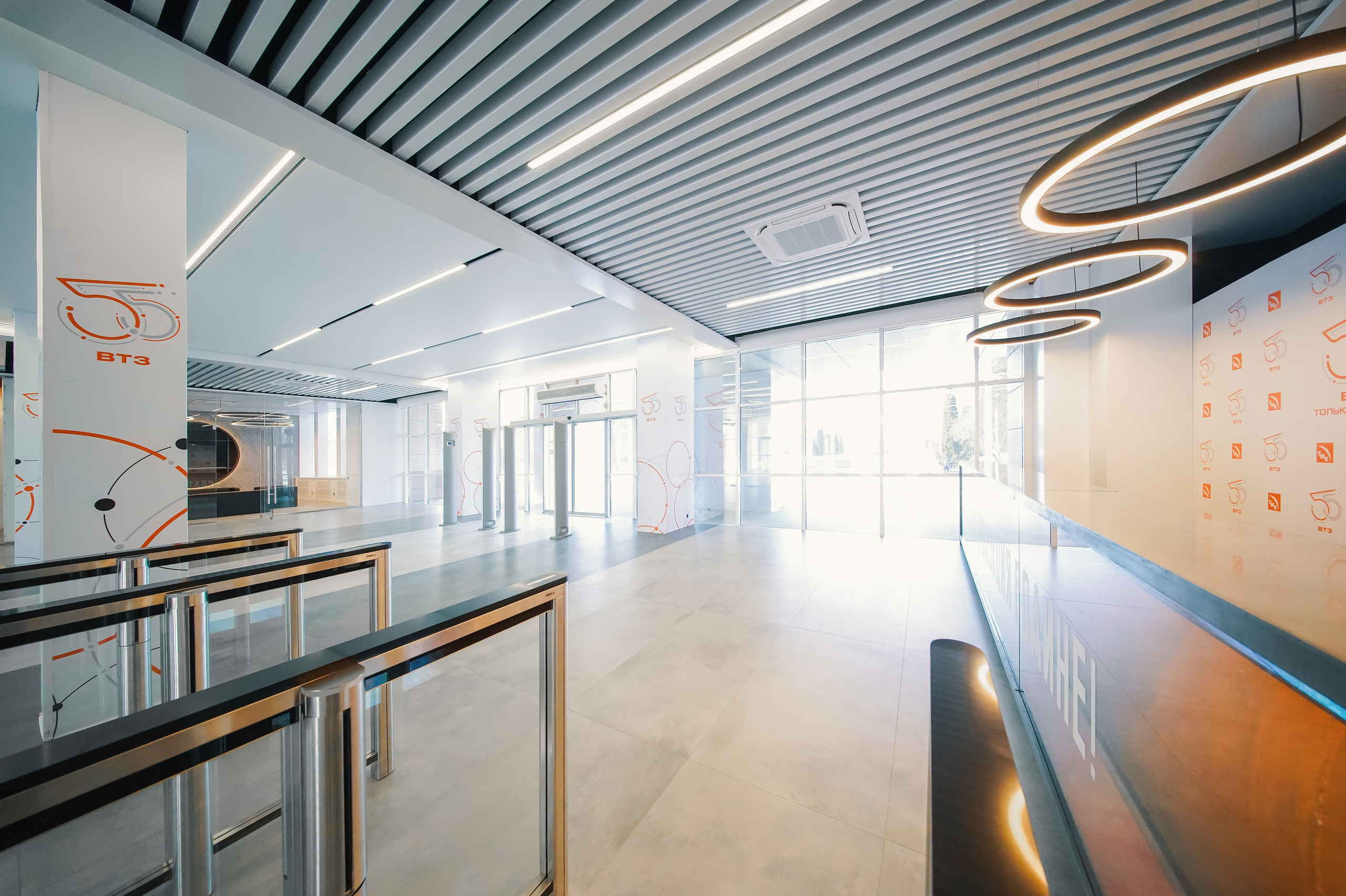Фойе заводоуправления ВТЗ. Фотограф Никита Барановский