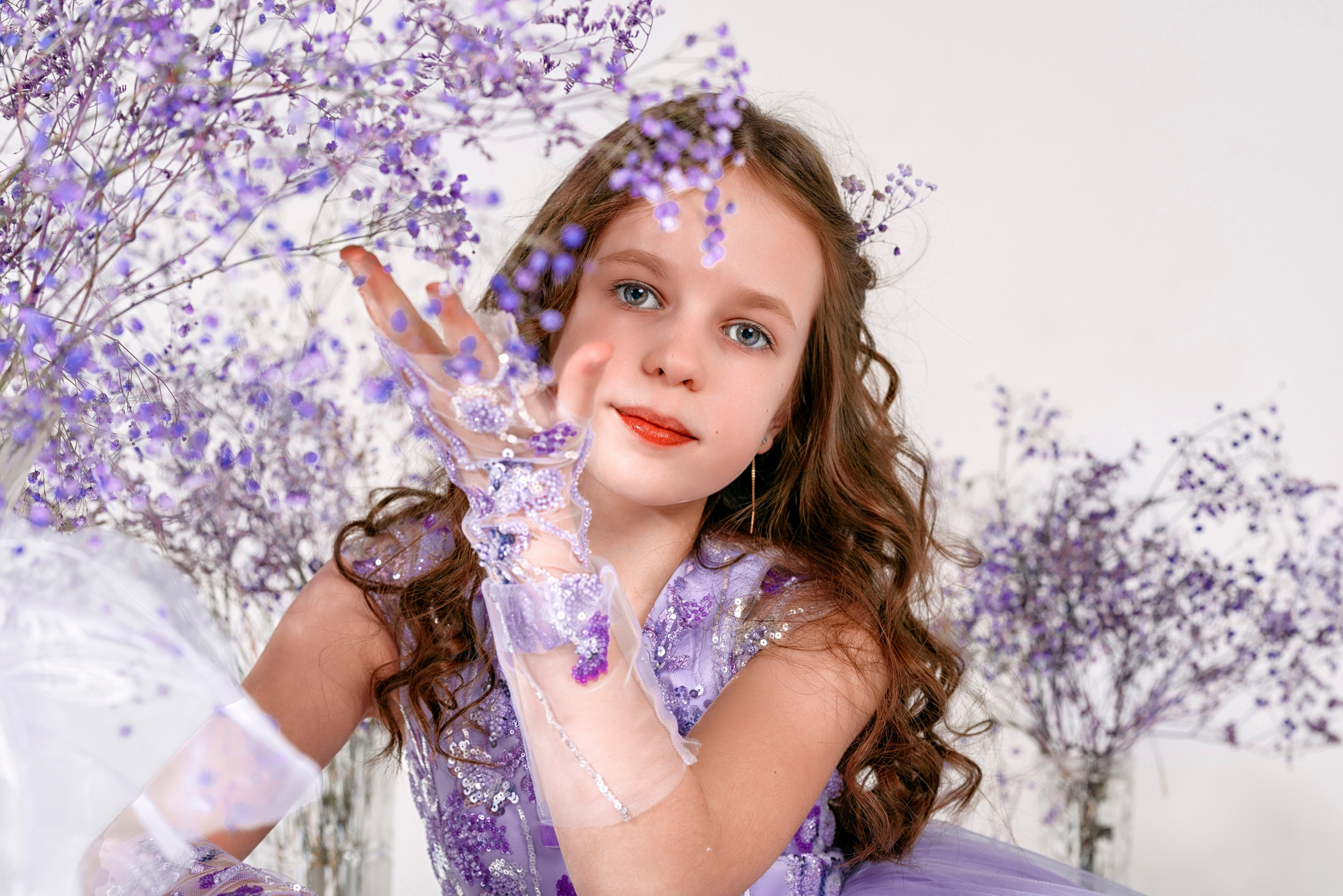 лавандовое платье, фиолетовая гипсофила, фотосессия в студии, фиолетовый