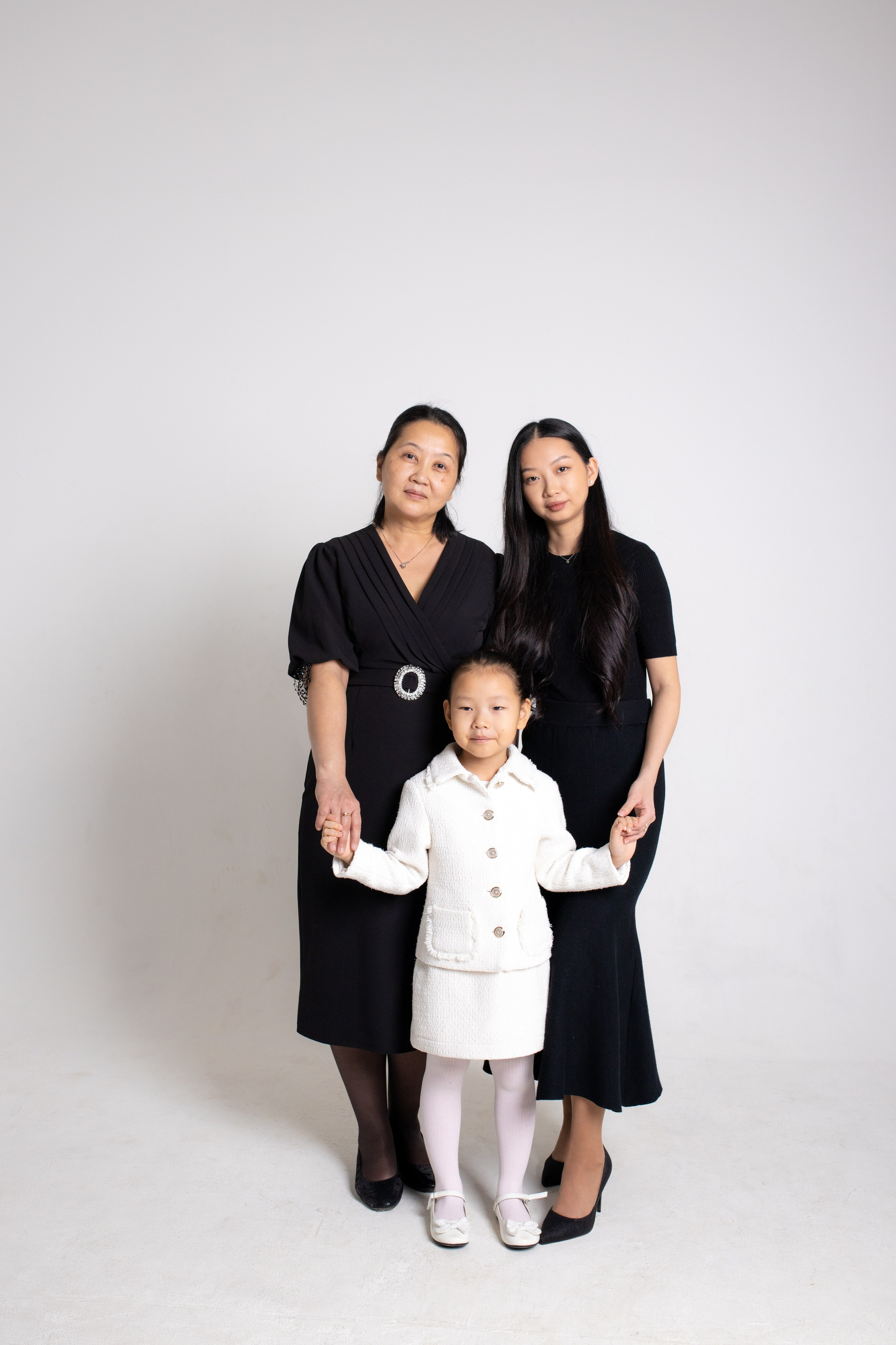 Семейная фотосессия на циклораме с импульсным светом. Фотограф в Железнодорожном и Балашихе