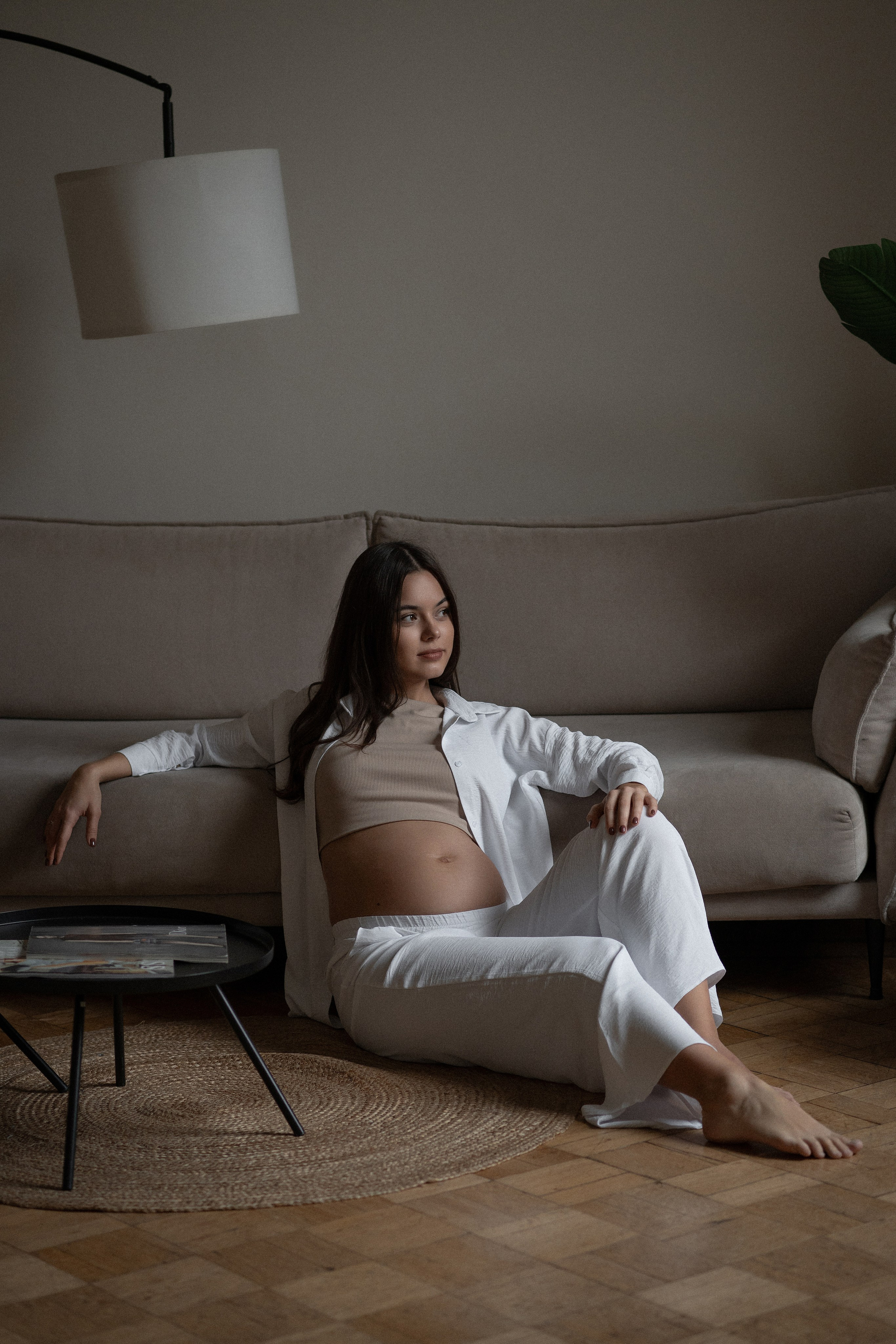 лаконичная фотосессия беременности в фотостудии