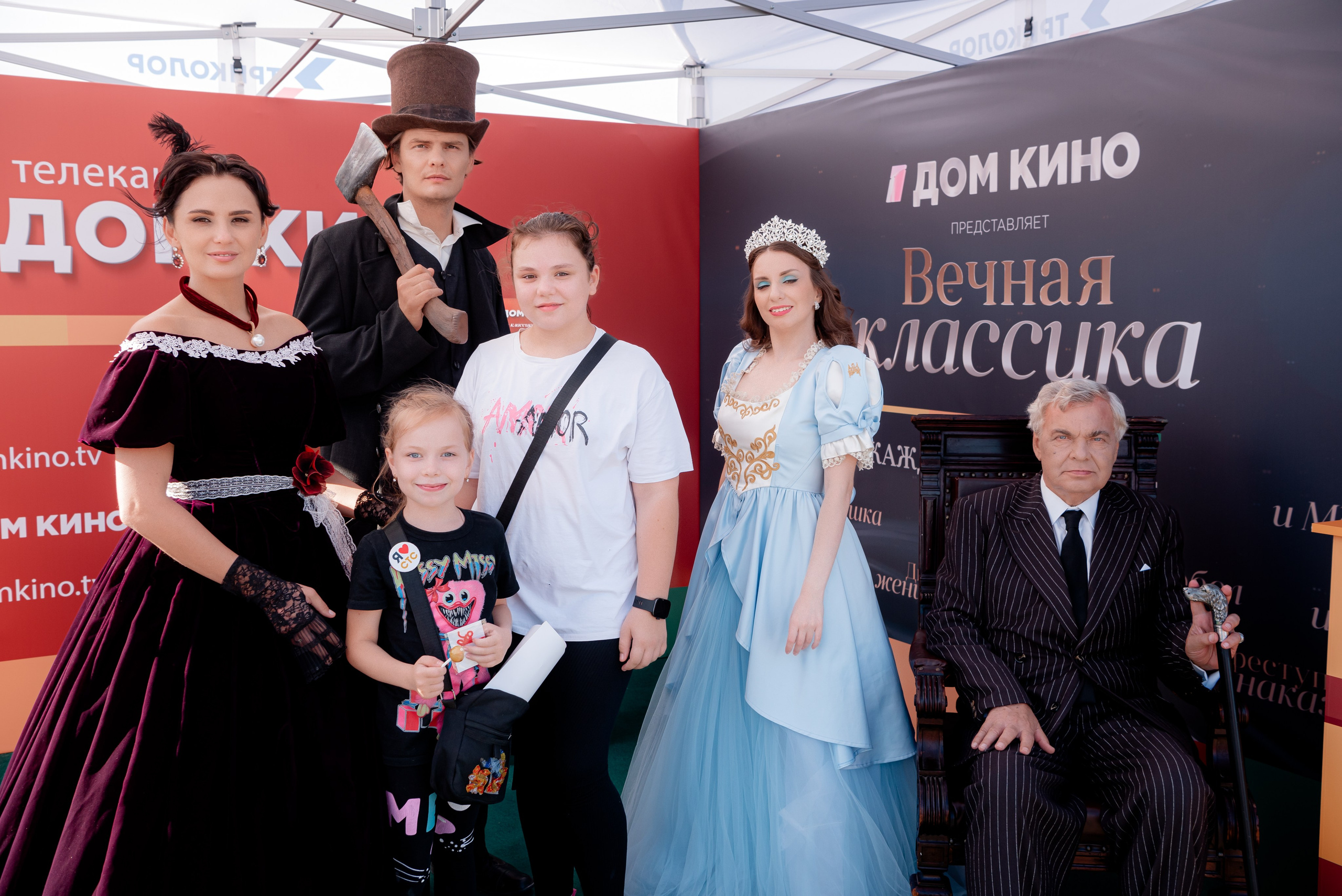 Портретные фото с артистами в палатке Триколор Дом Кинов на день города Волгоград. Фотограф в Волгограде и Волжском Александр Горбань