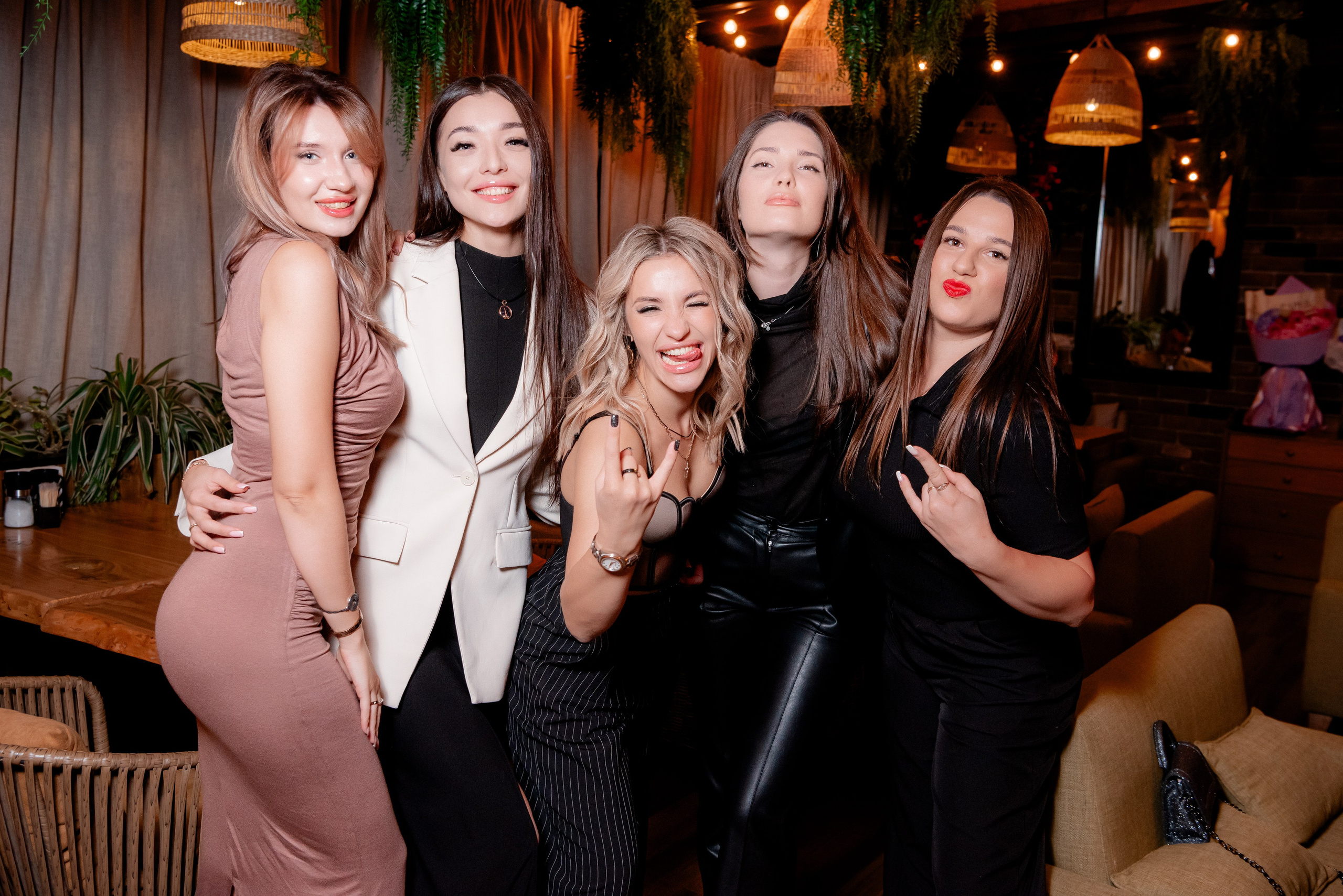 именинница кривляется с подругами