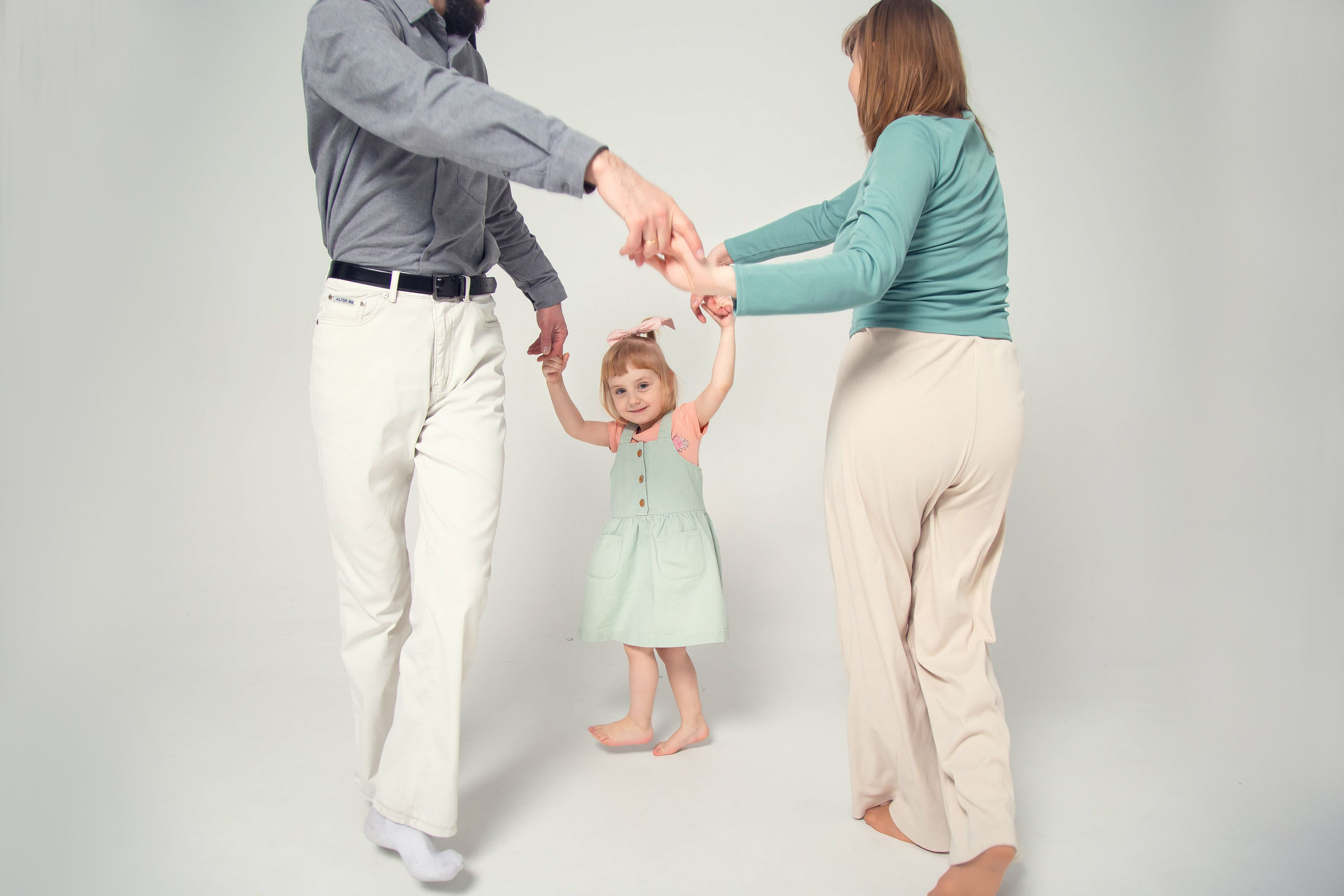 Семейная фотосессия в студии PHOTO ZALL в Москве. Семейный фотограф в Москве Влада Лунина