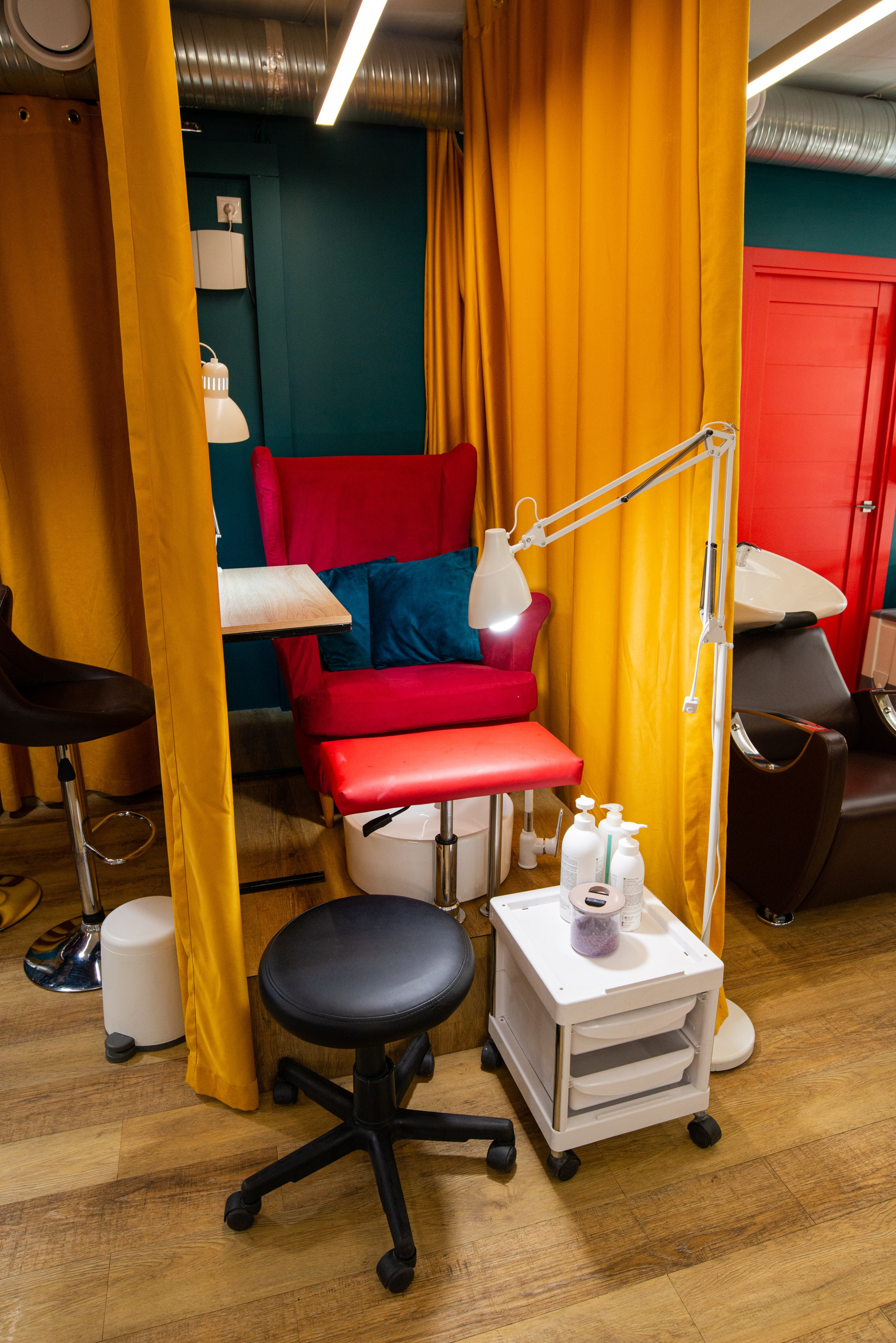 Интерьерная фотосъёмка салонов красоты Force Majeure. Репортажный и персональный фотограф в Москве