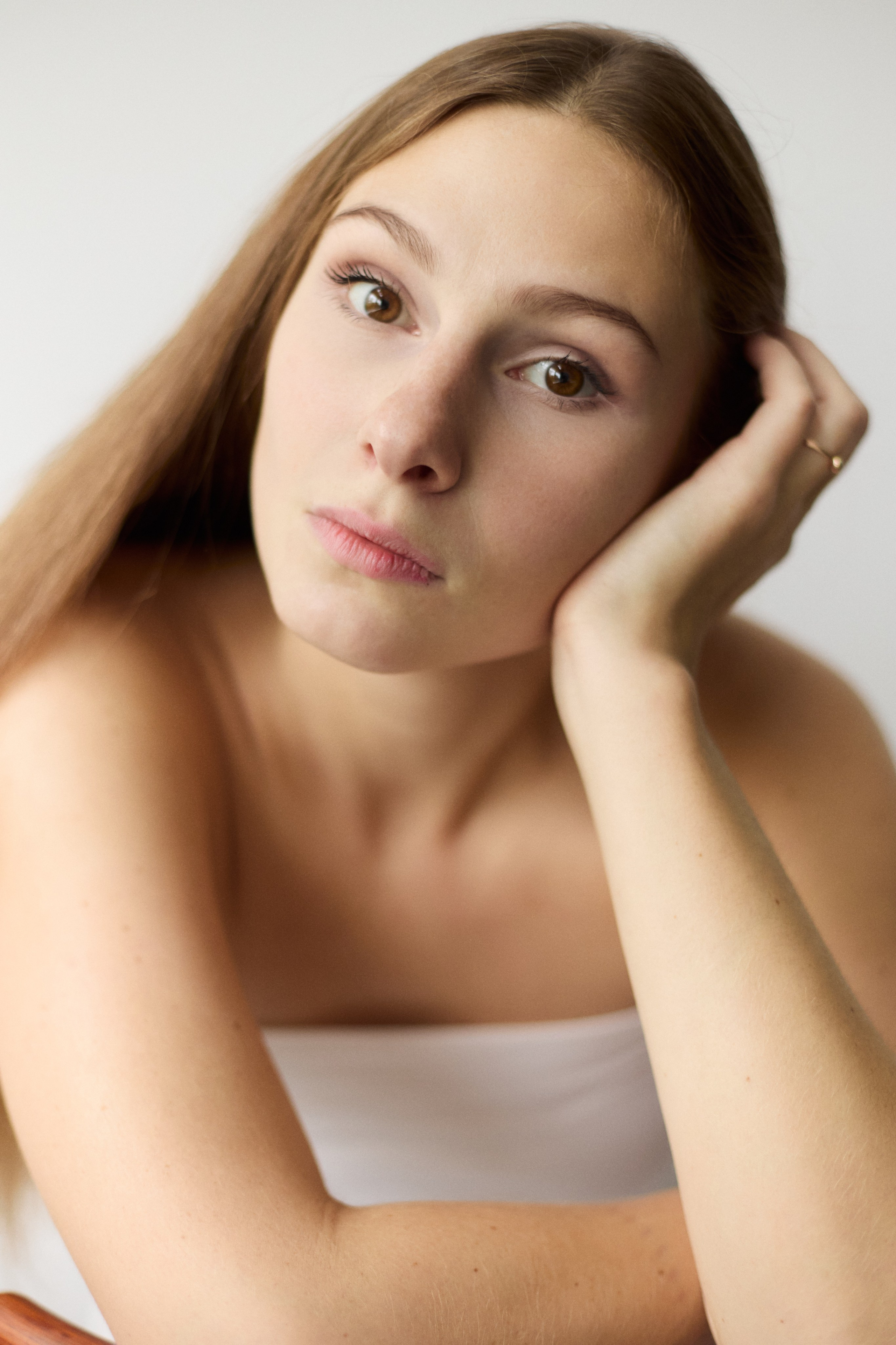 актерское портфолио для молодой девушки в студии, портретная фотосессия