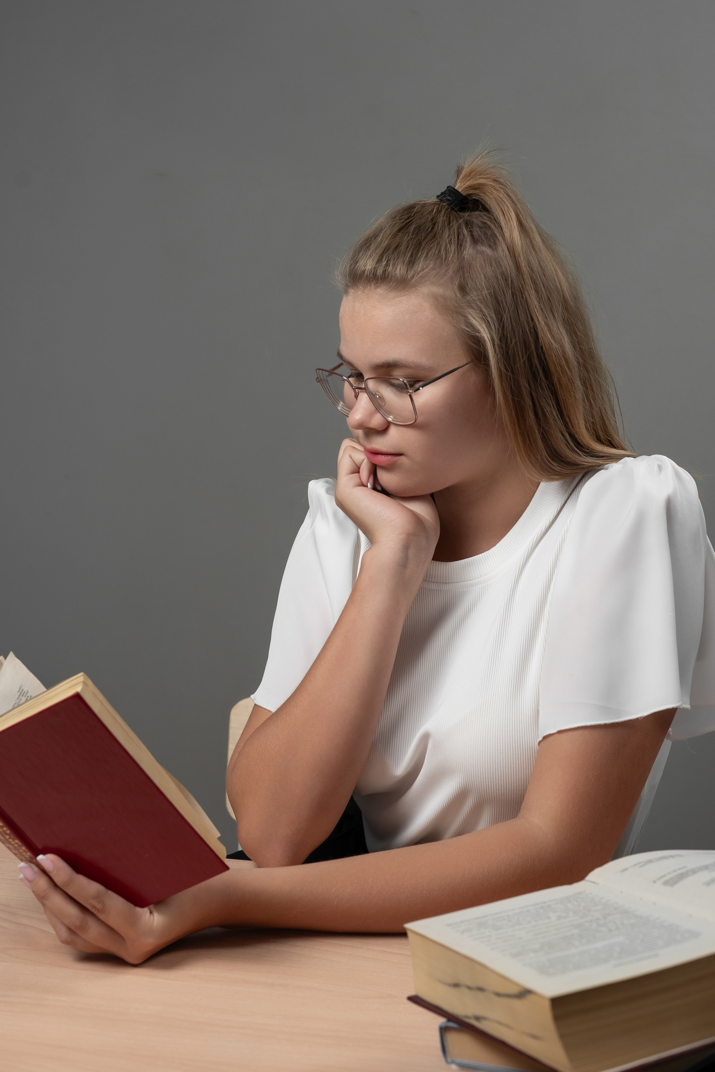 Портреты на сером  фоне. Ольга Плаксина фотограф в Саратове