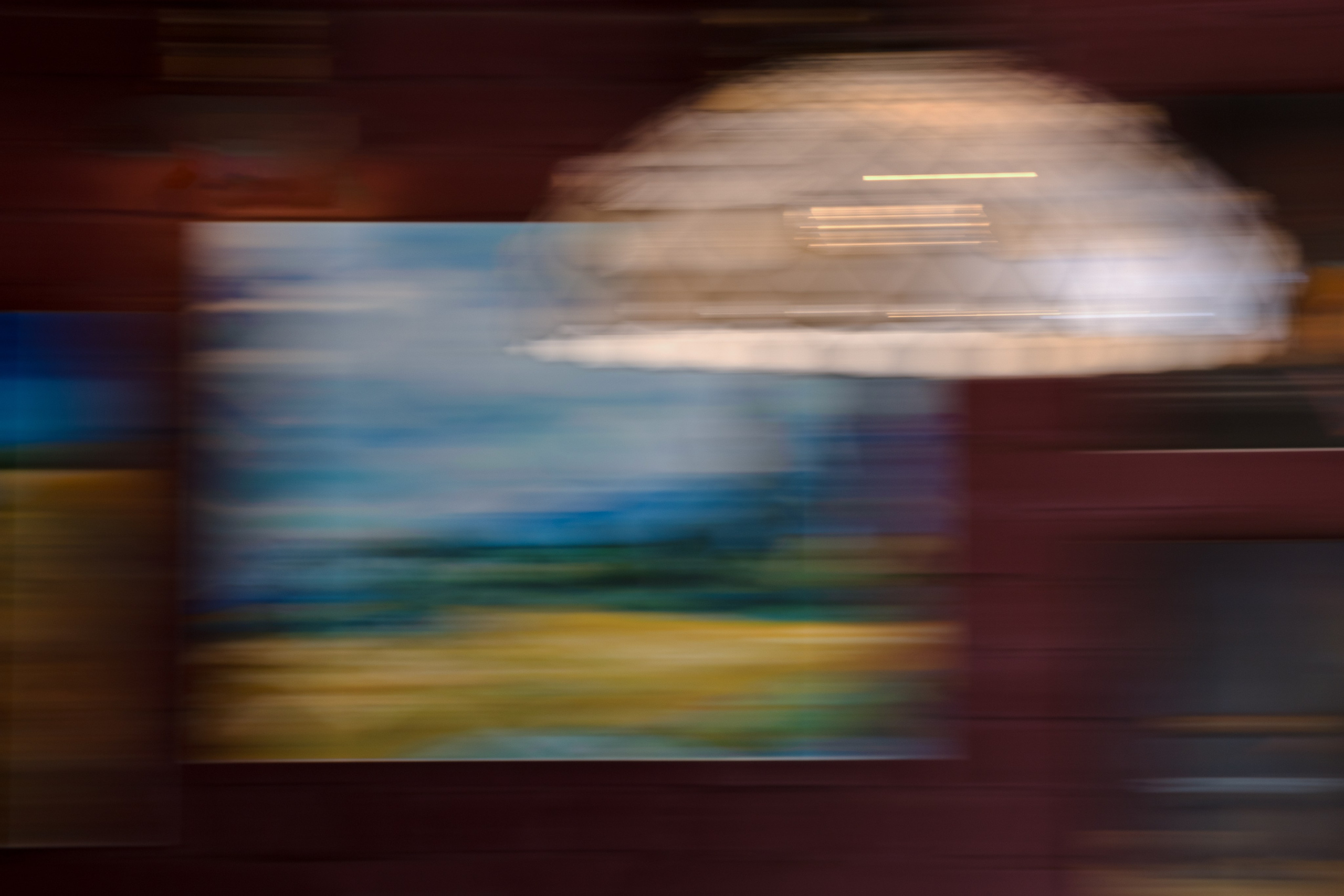 люстра и картина на стене в смазе