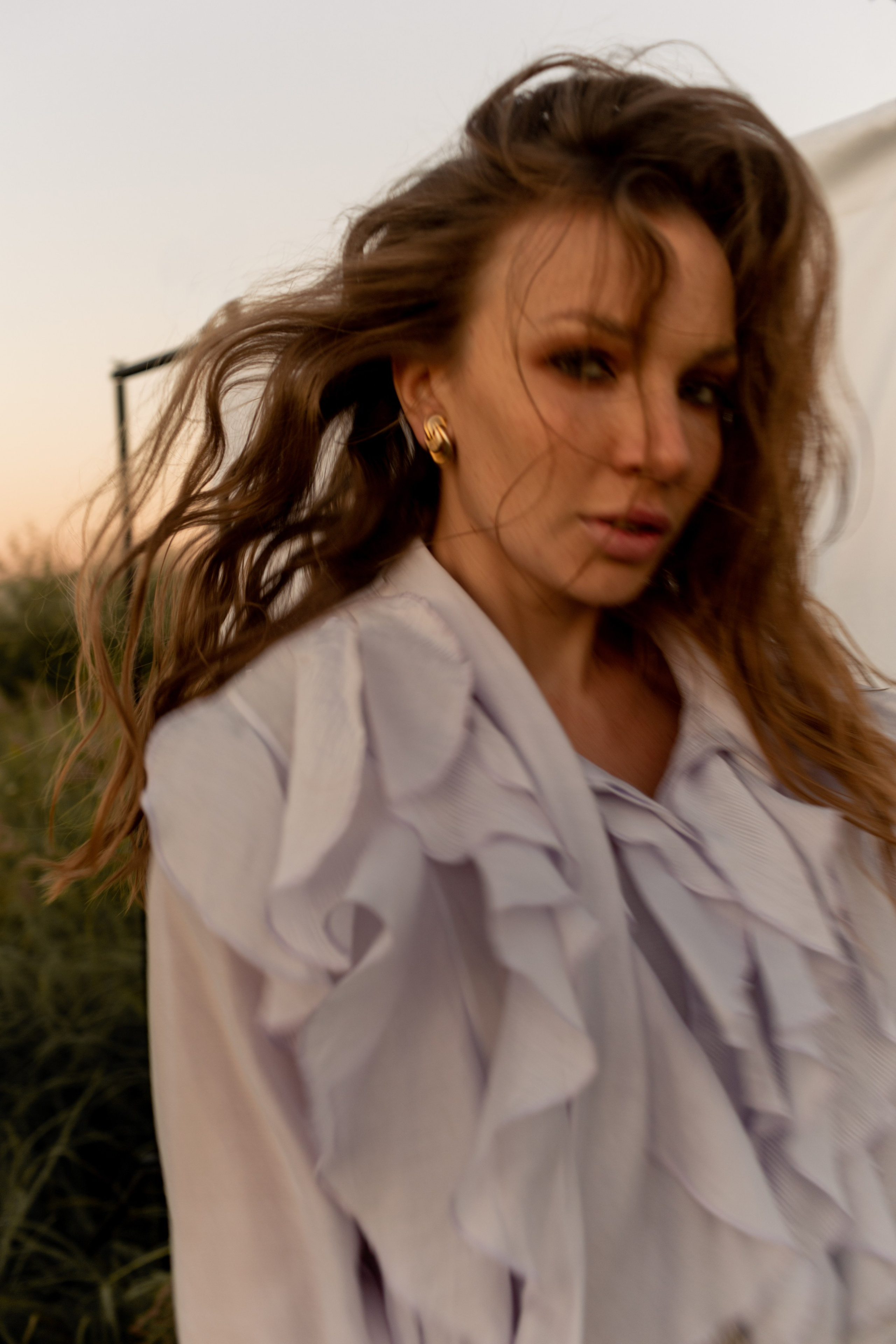 Портрет девушки утром на рассвете в белой рубашке