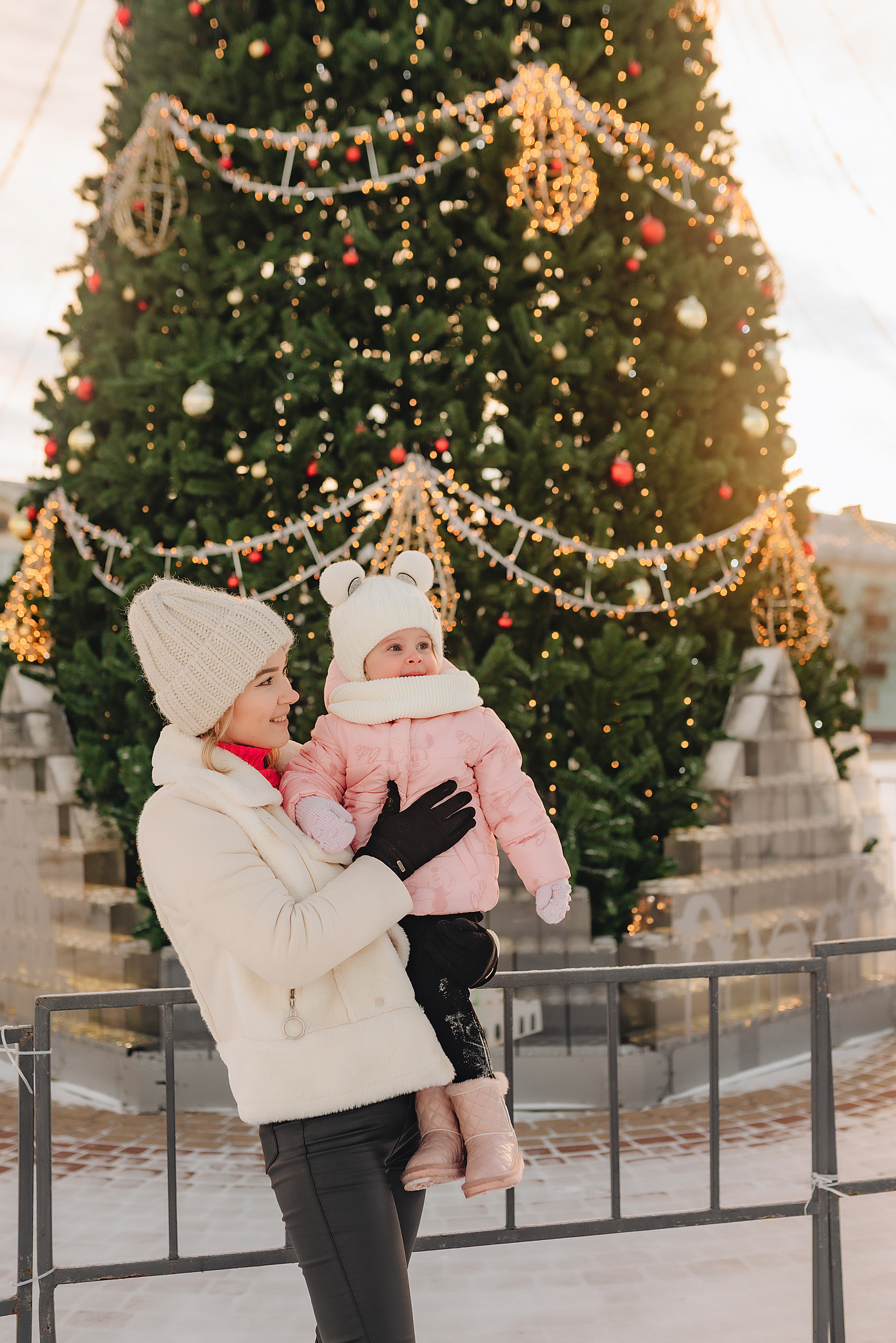 Прогулка у ёлки. Фотограф Карина Шмулёва. Воронеж и область