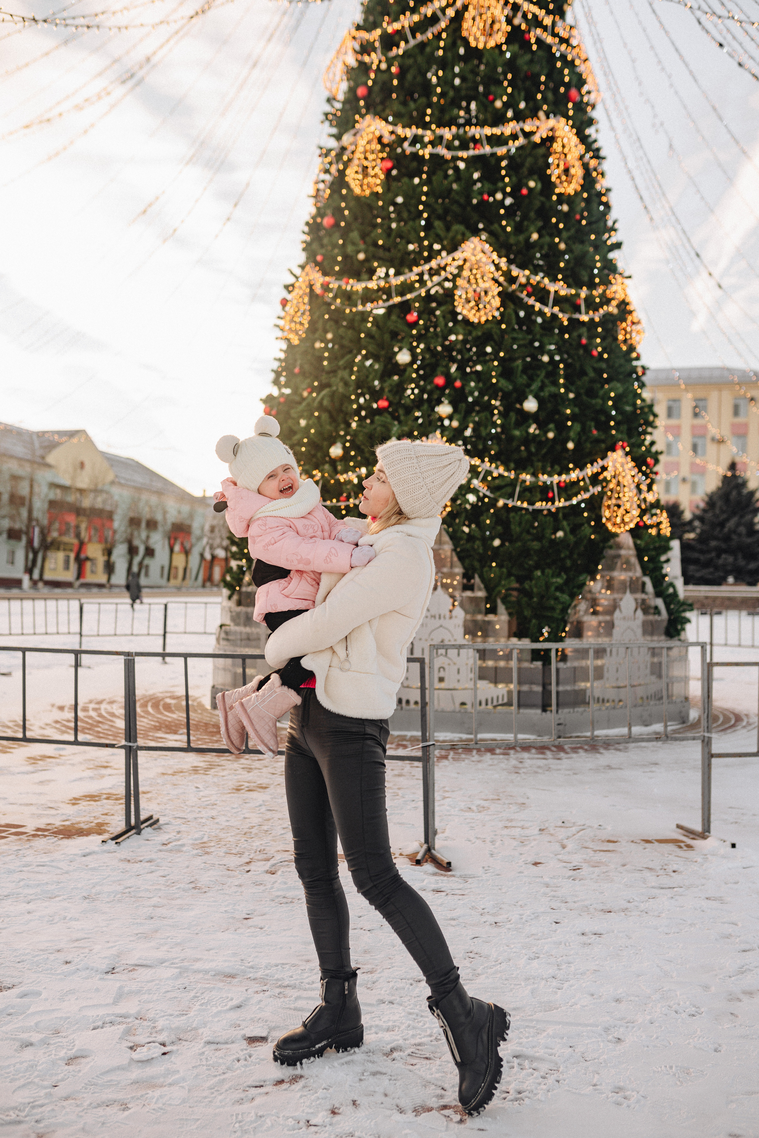 Прогулка у ёлки. Фотограф Карина Шмулёва. Воронеж и область