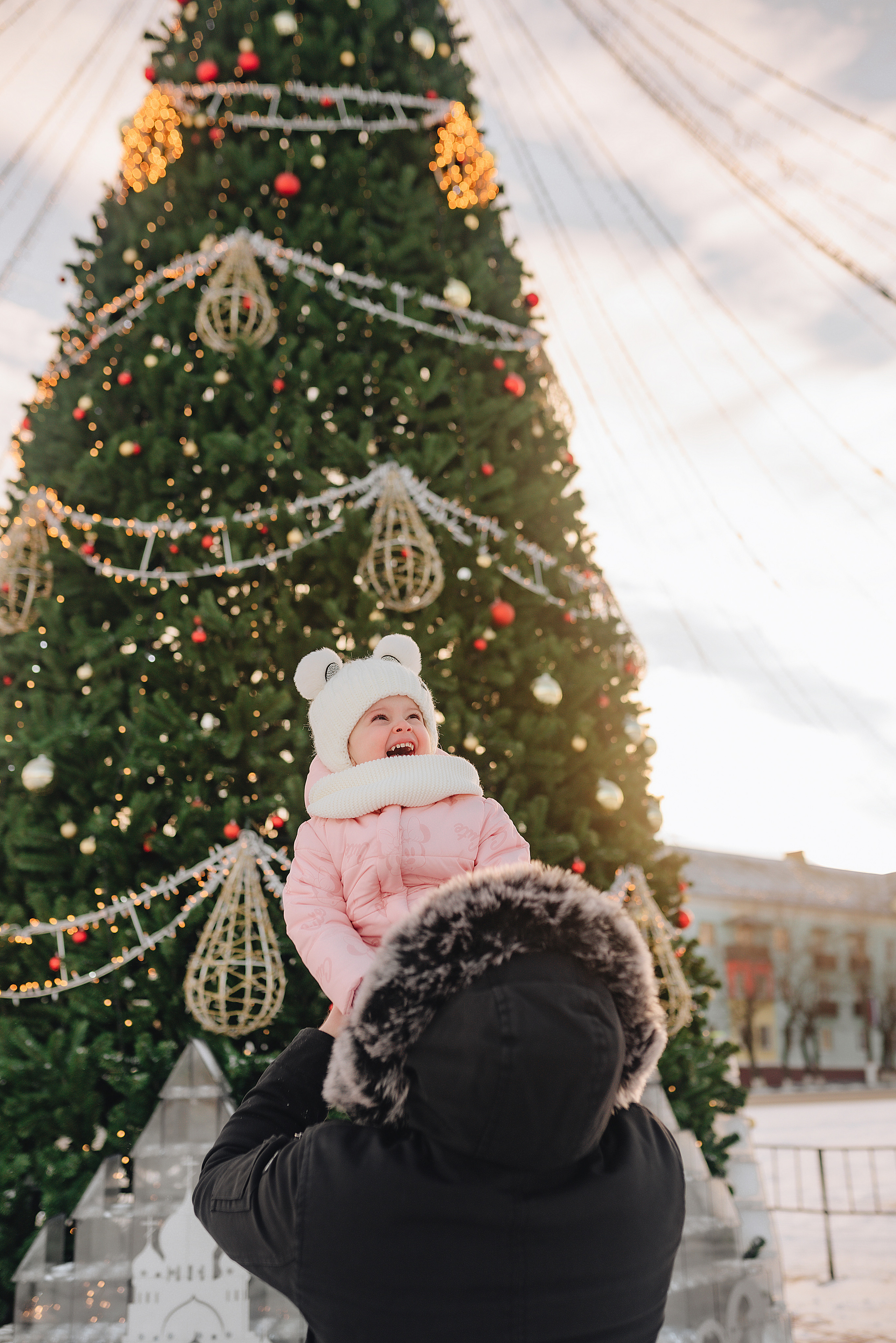 Прогулка у ёлки. Фотограф Карина Шмулёва. Воронеж и область