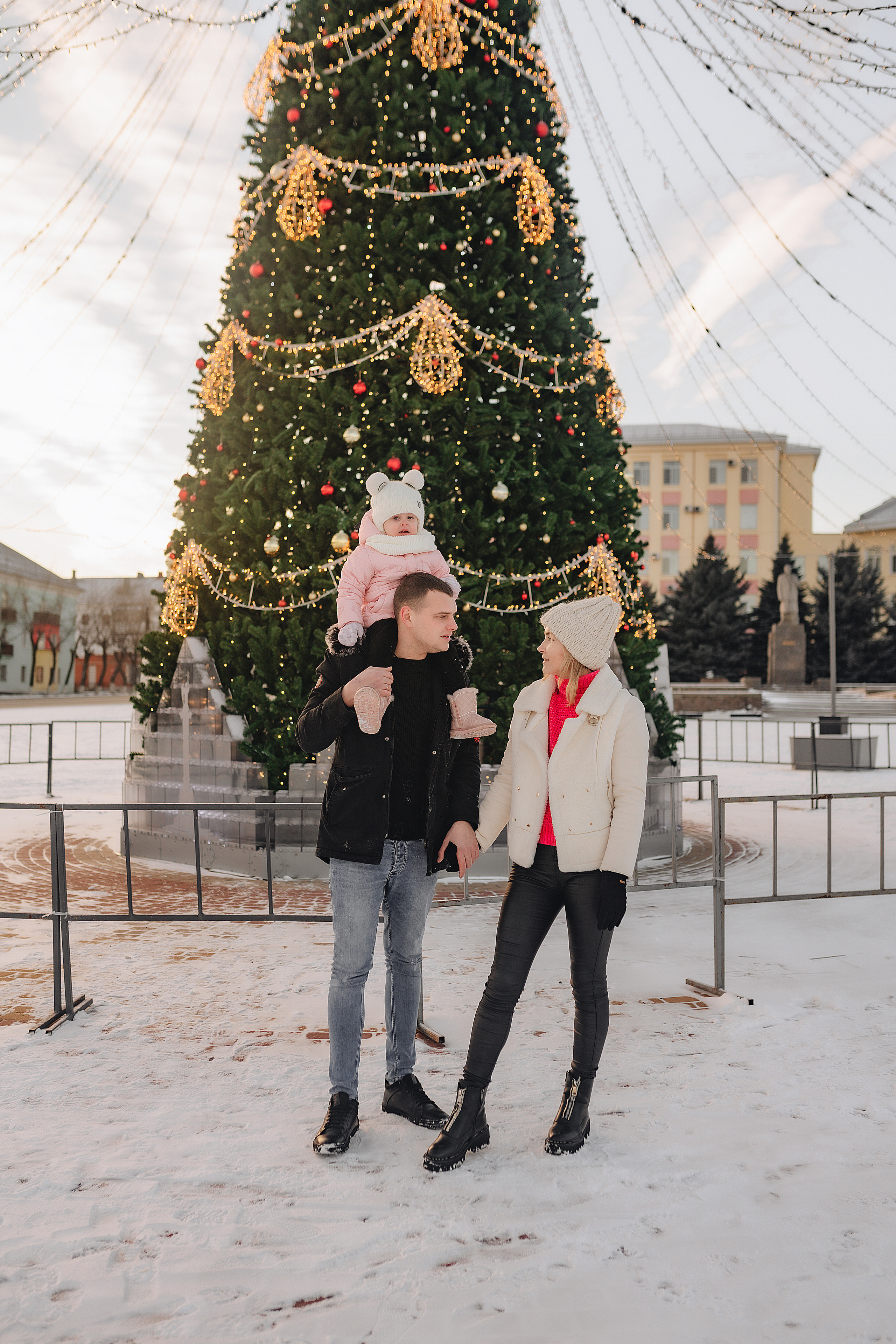 Прогулка у ёлки. Фотограф Карина Шмулёва. Воронеж и область