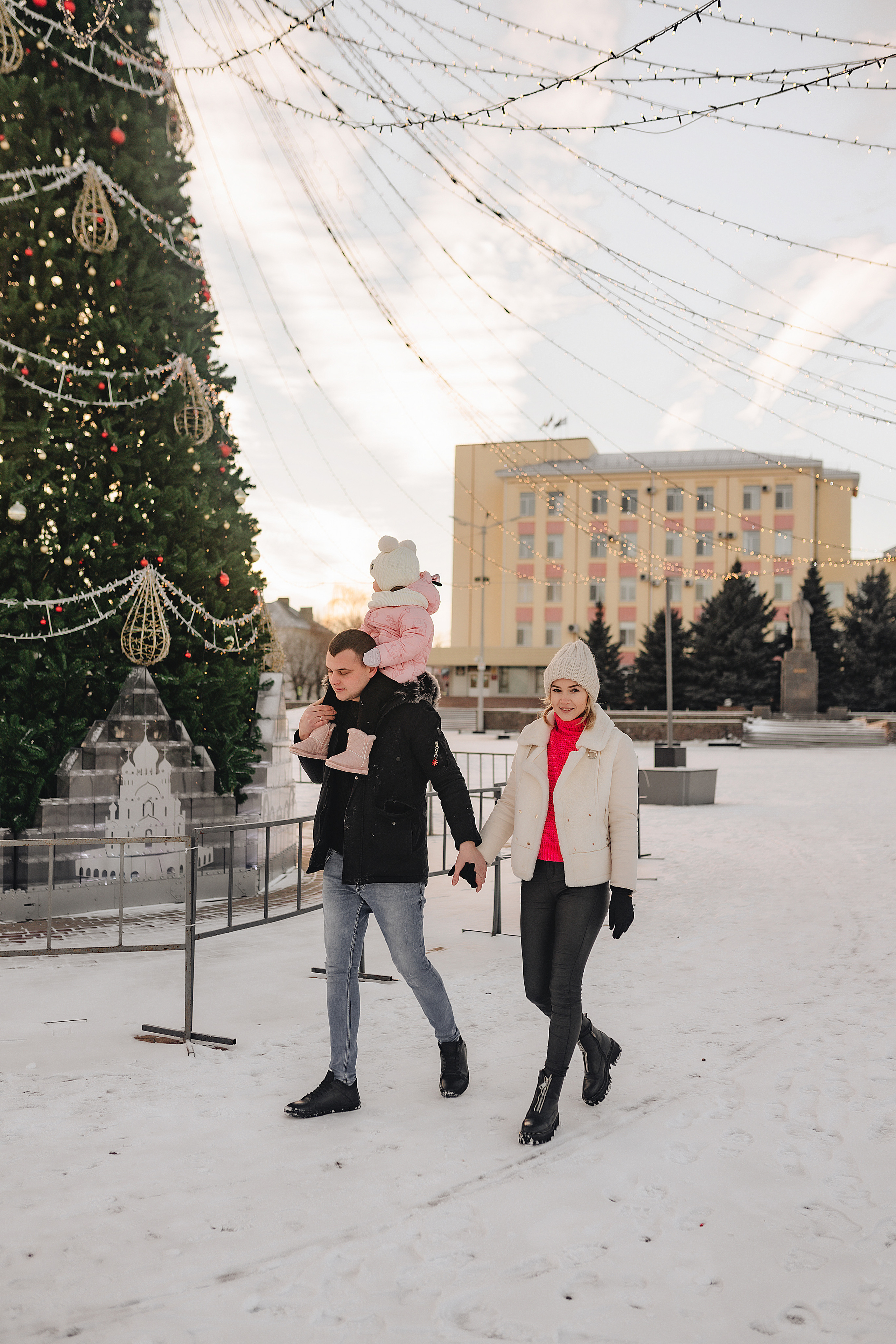 Прогулка у ёлки. Фотограф Карина Шмулёва. Воронеж и область