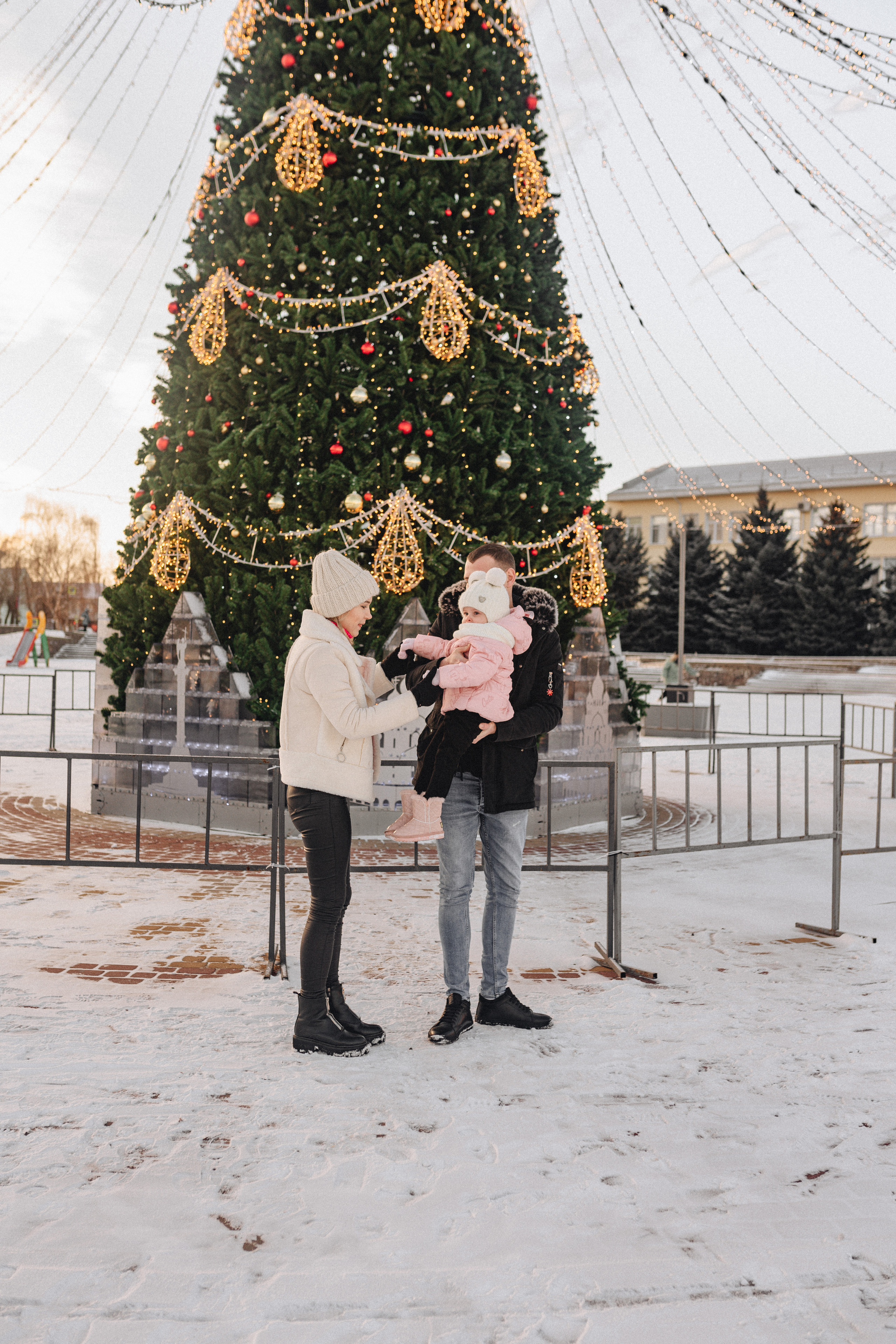 Прогулка у ёлки. Фотограф Карина Шмулёва. Воронеж и область