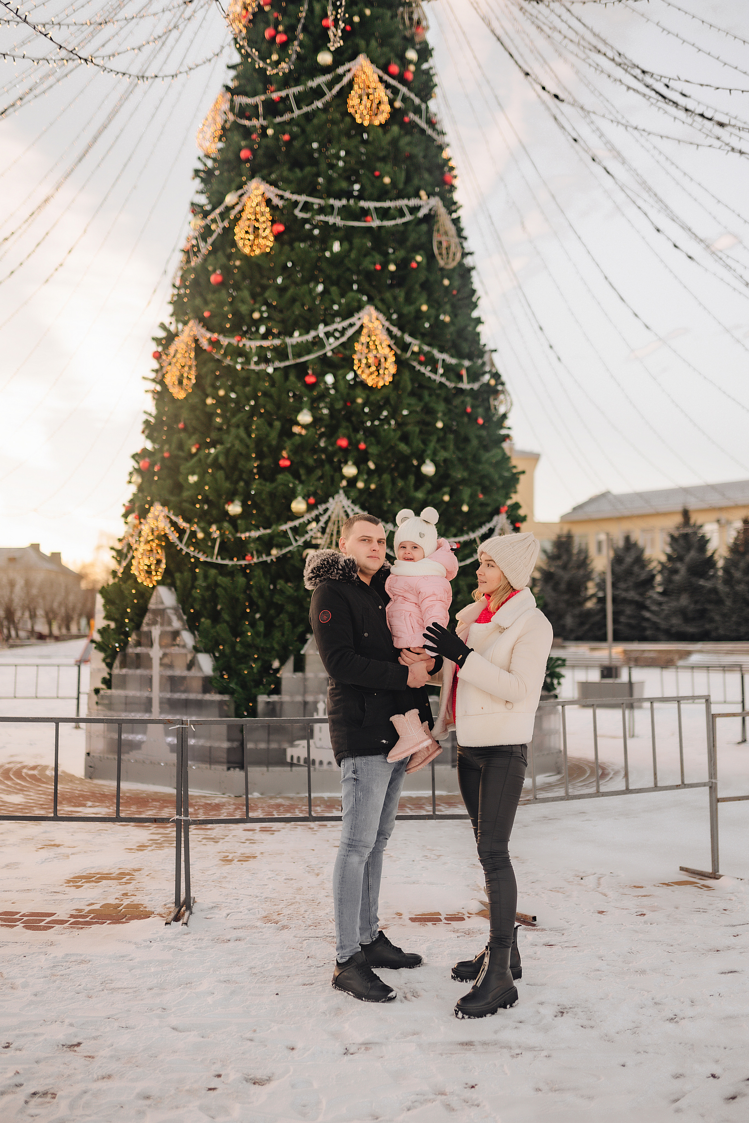 Прогулка у ёлки. Фотограф Карина Шмулёва. Воронеж и область