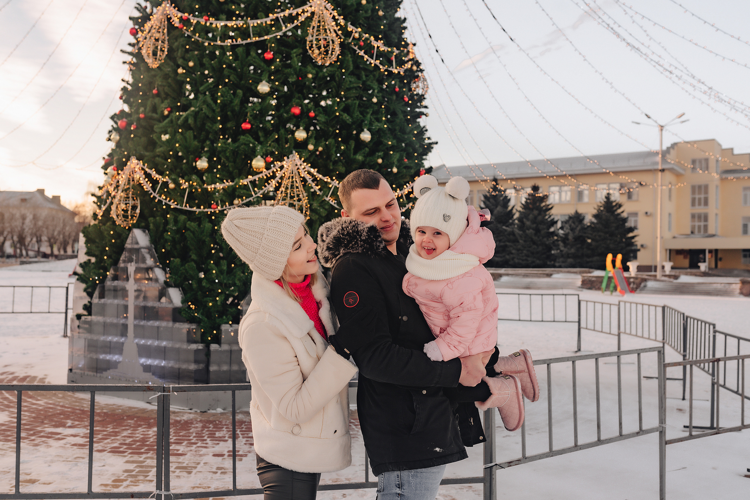 Прогулка у ёлки. Фотограф Карина Шмулёва. Воронеж и область