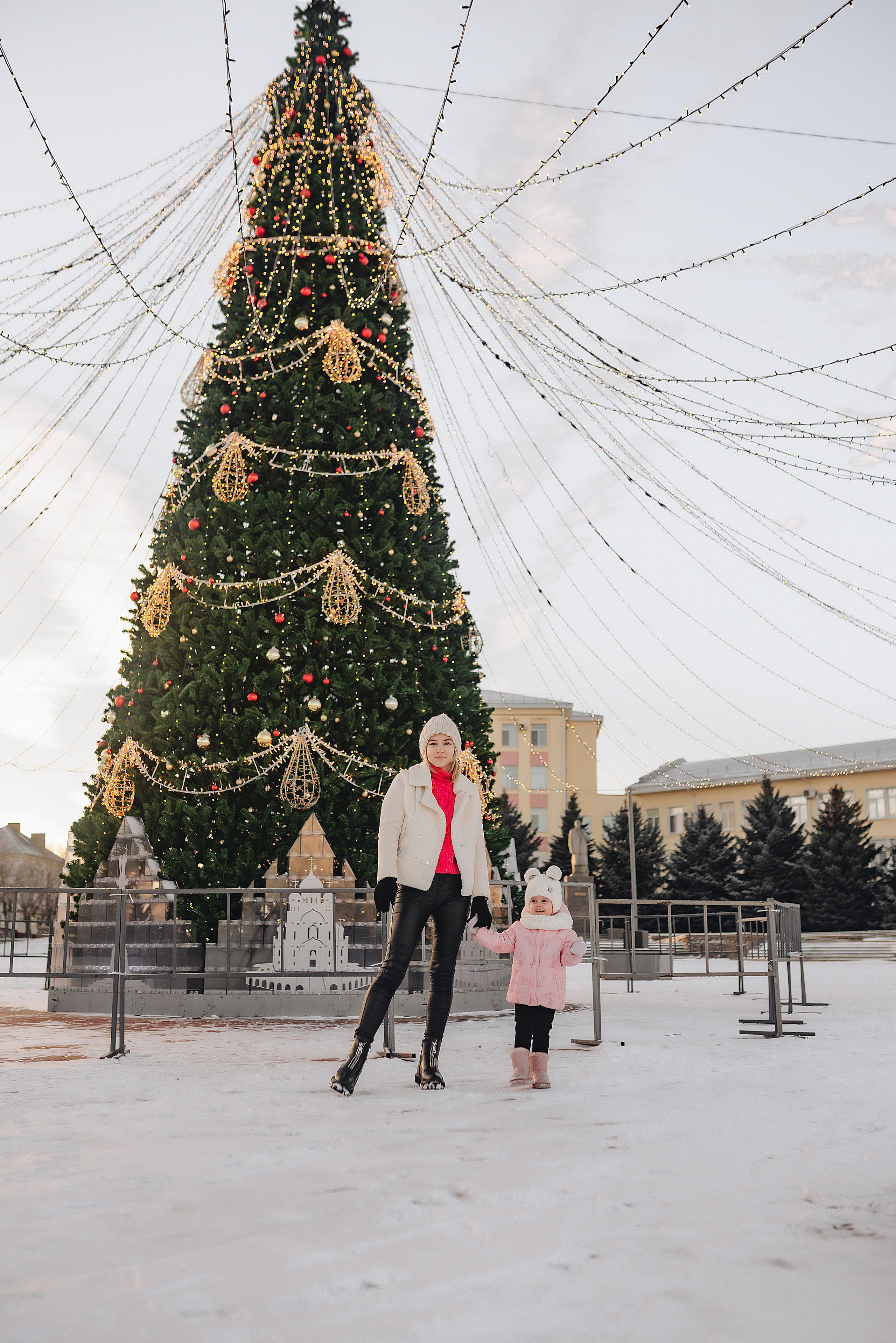 Прогулка у ёлки. Фотограф Карина Шмулёва. Воронеж и область