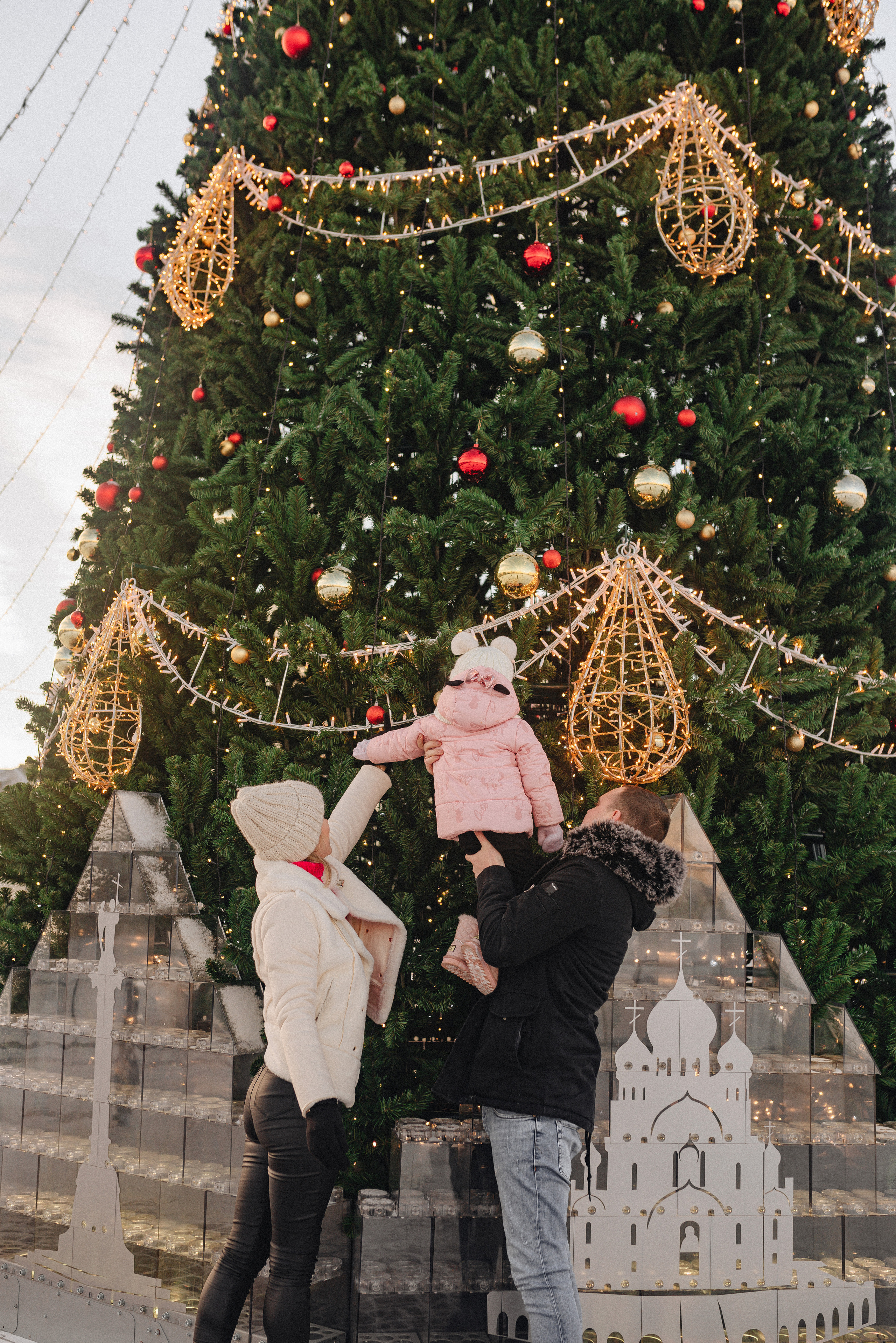 Прогулка у ёлки. Фотограф Карина Шмулёва. Воронеж и область