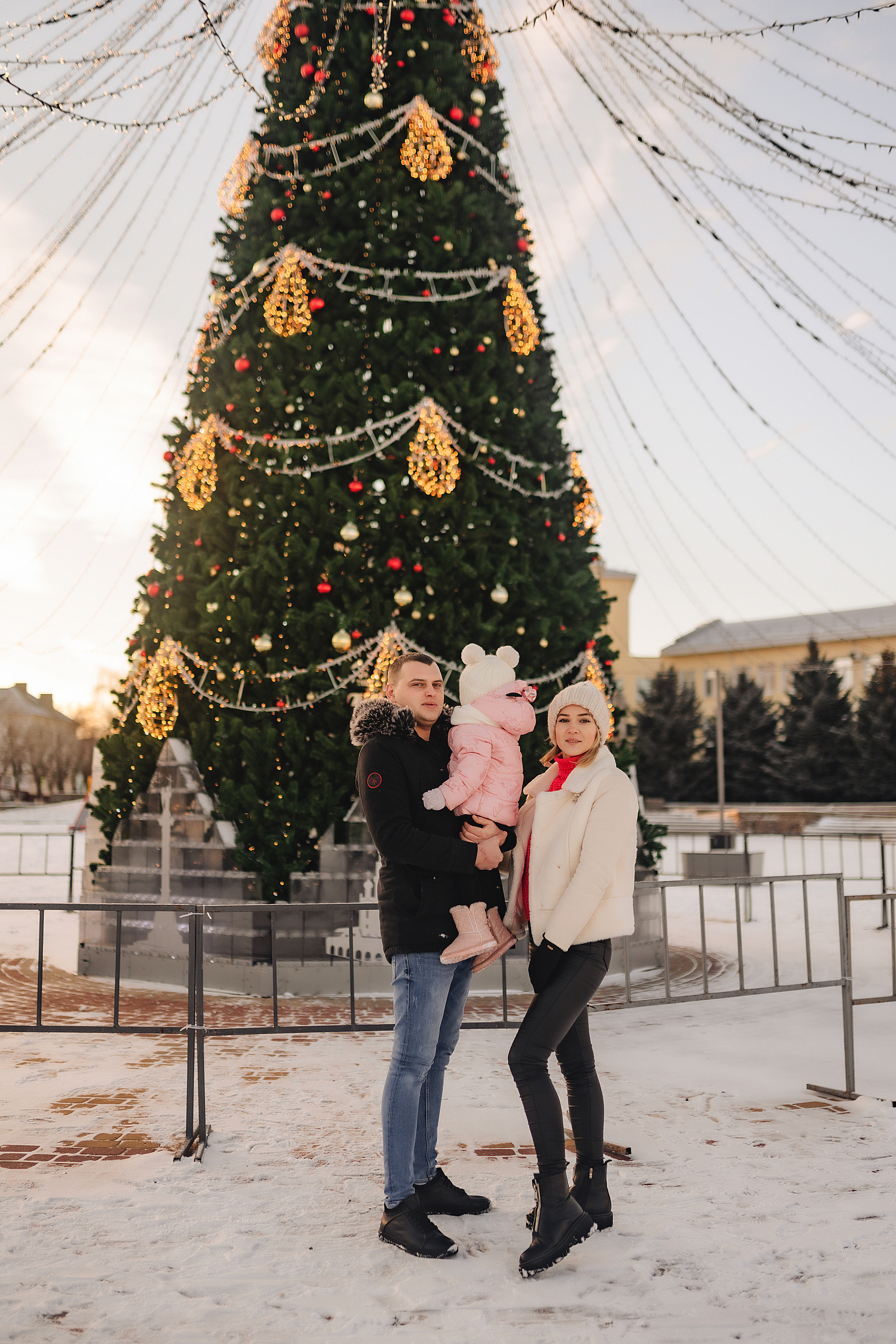 Прогулка у ёлки. Фотограф Карина Шмулёва. Воронеж и область