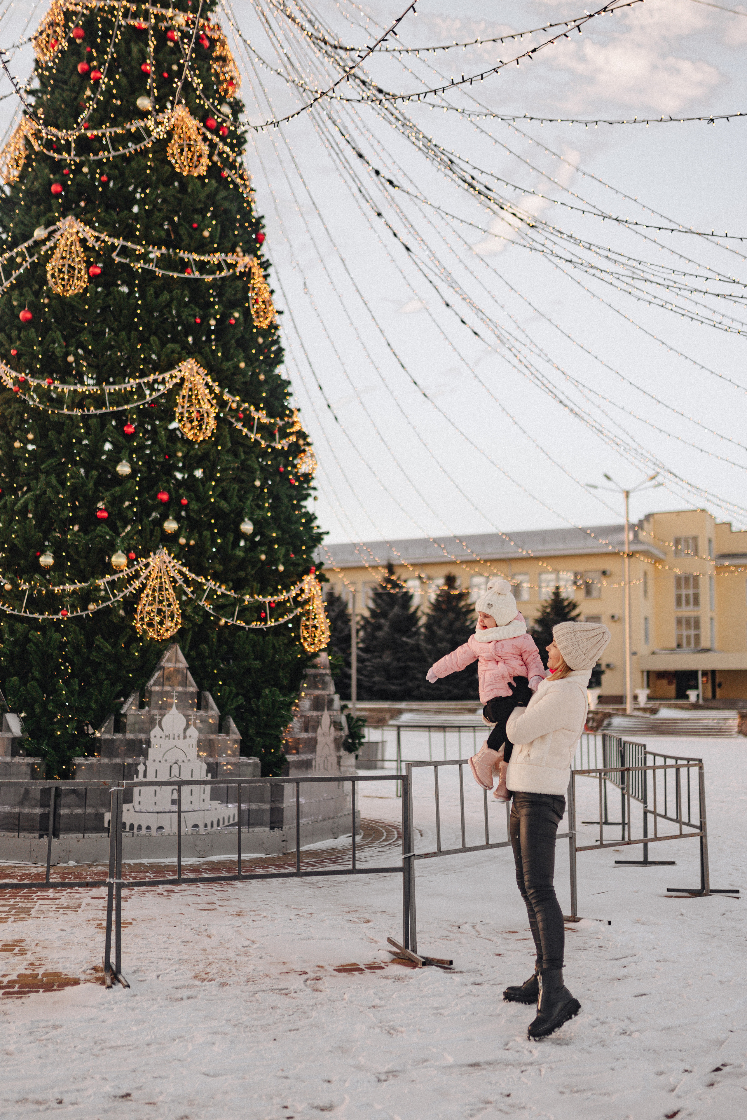 Прогулка у ёлки. Фотограф Карина Шмулёва. Воронеж и область