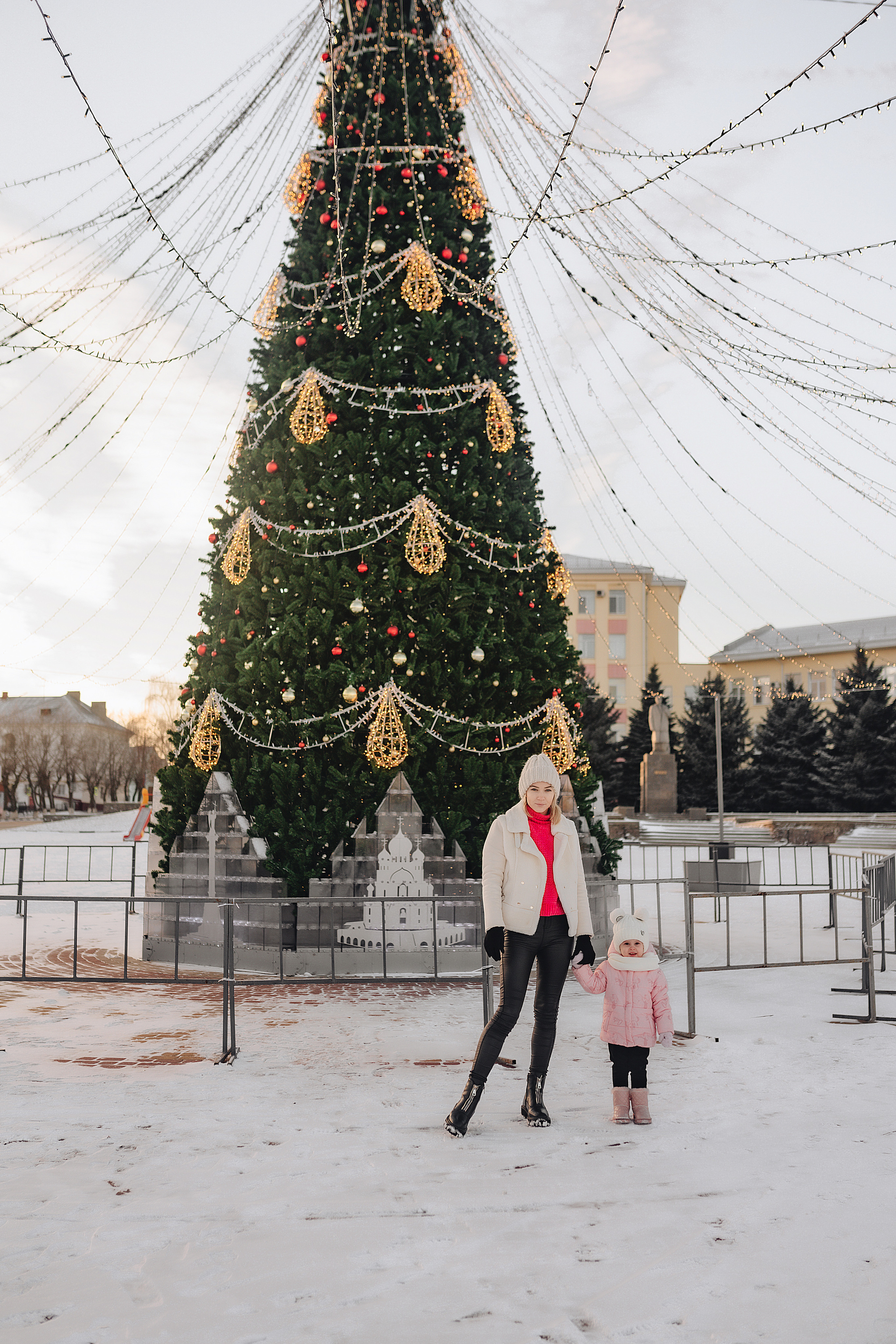 Прогулка у ёлки. Фотограф Карина Шмулёва. Воронеж и область