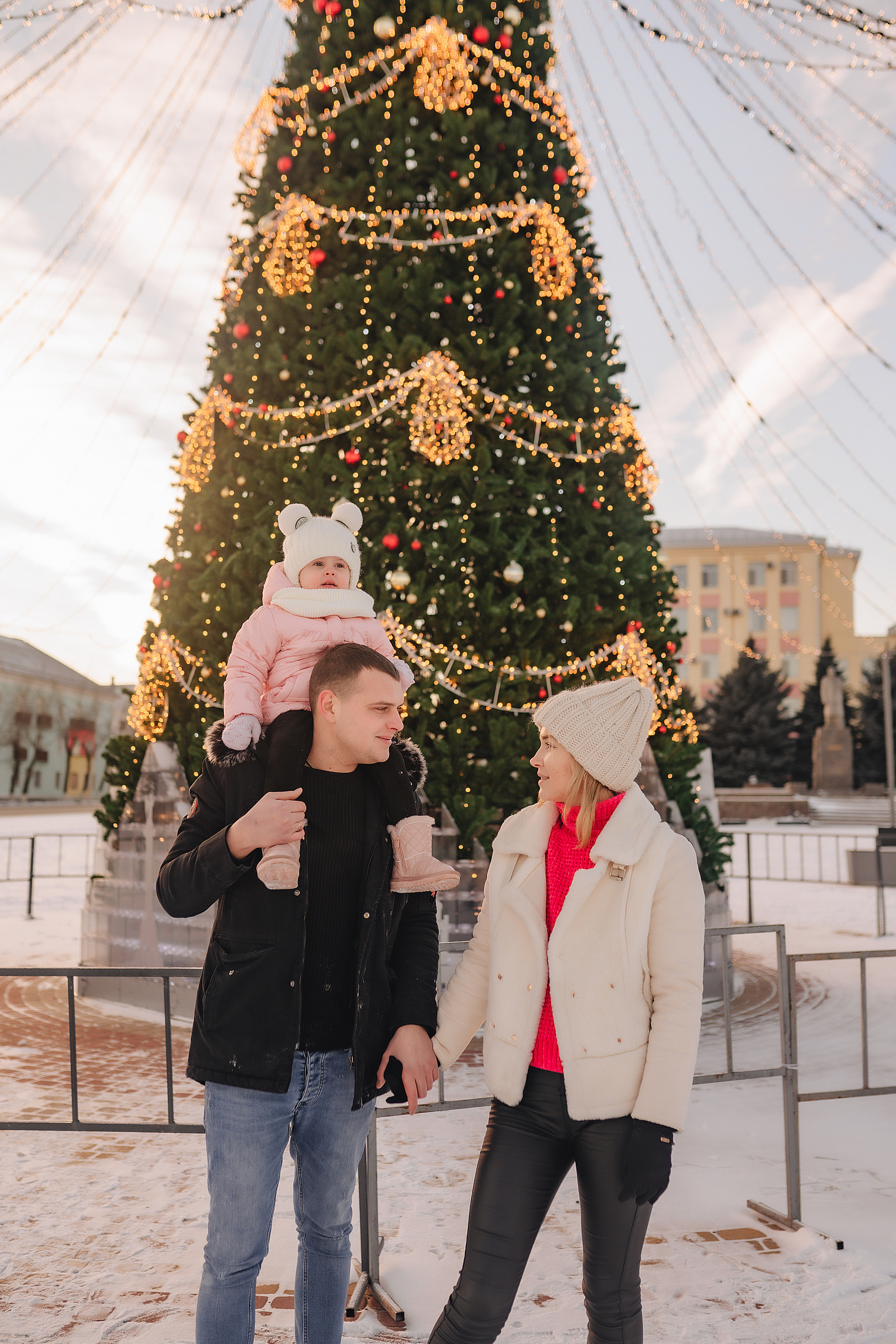 Прогулка у ёлки. Фотограф Карина Шмулёва. Воронеж и область