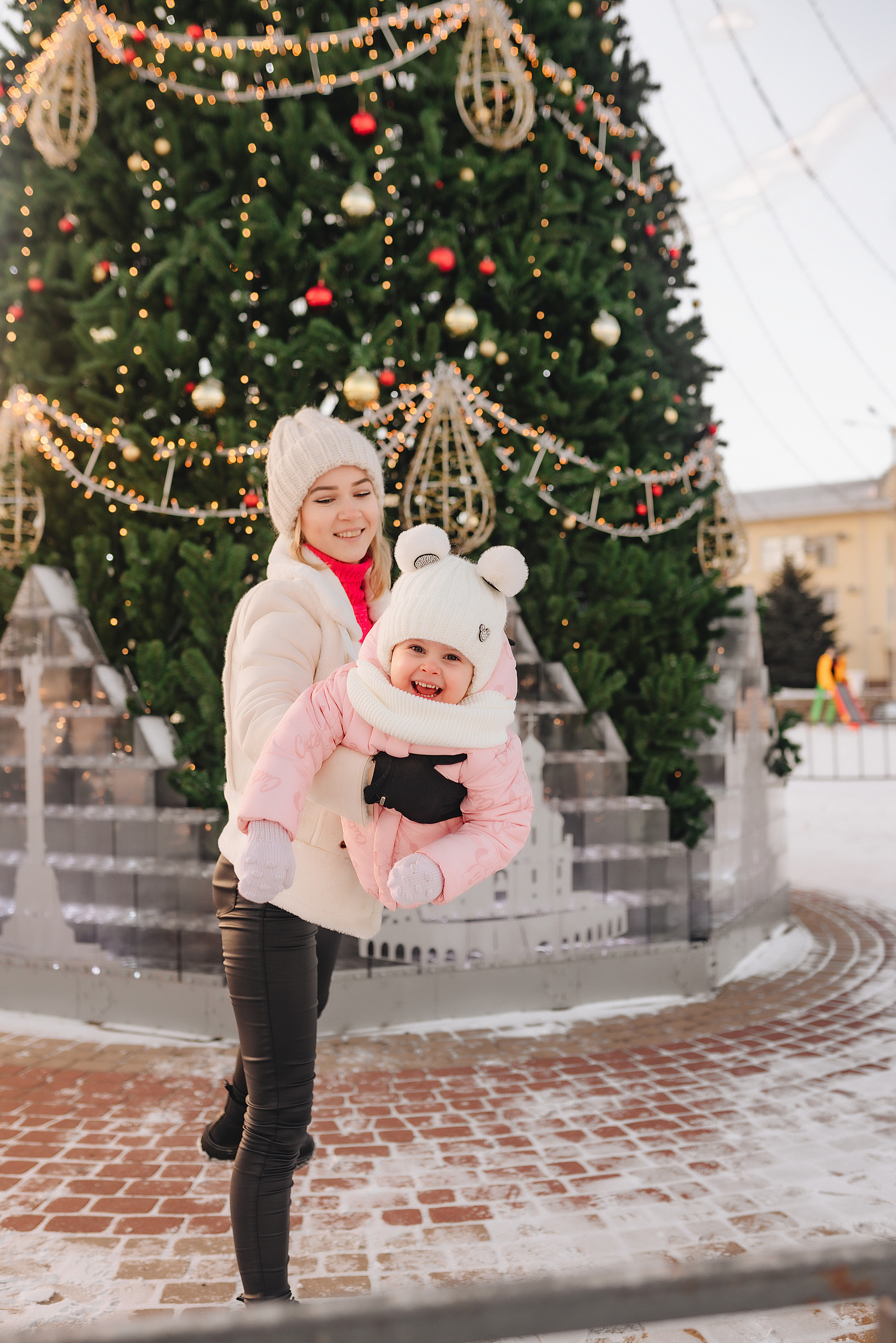 Прогулка у ёлки. Фотограф Карина Шмулёва. Воронеж и область